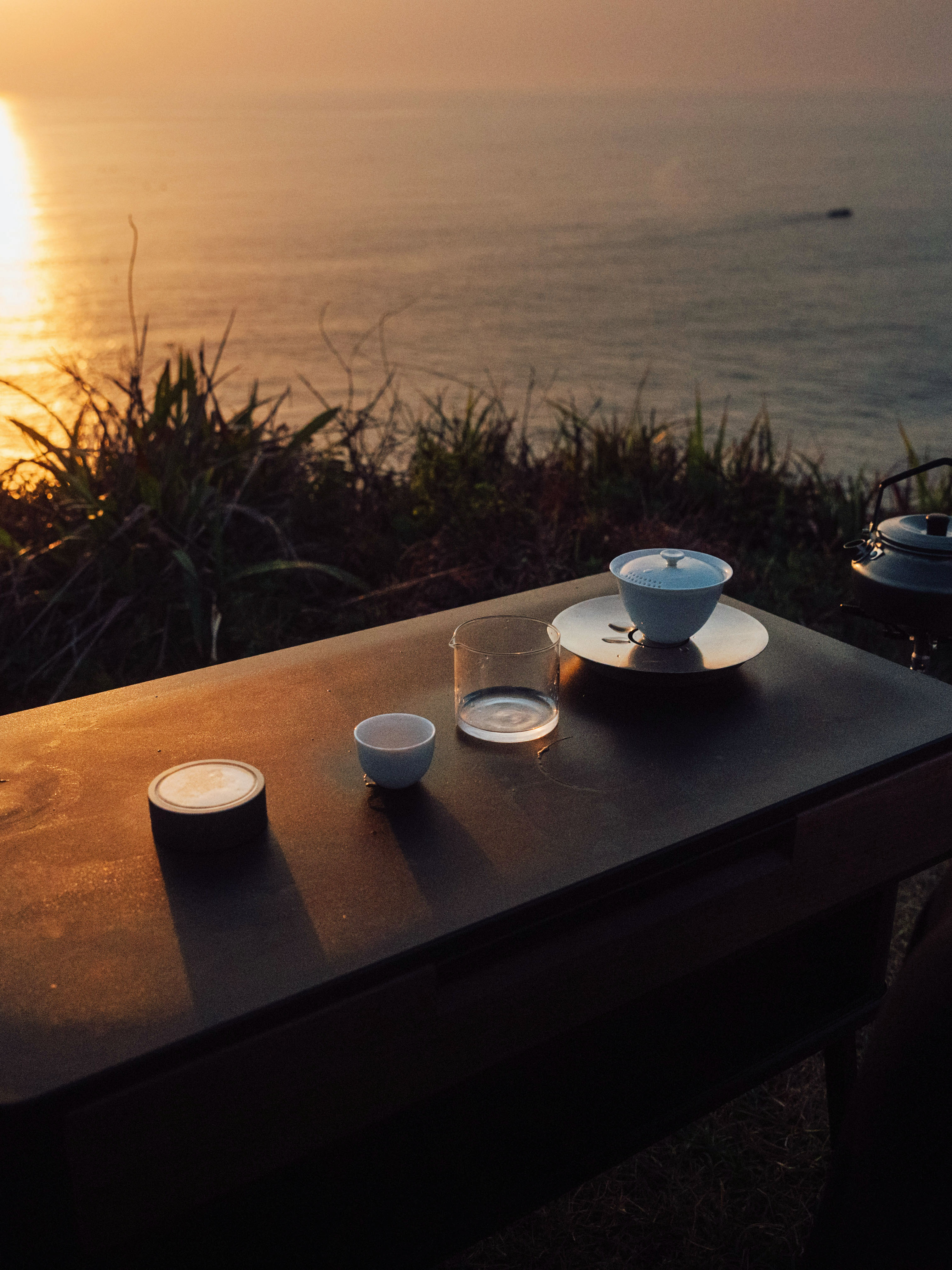 海边露营 我先冲啦⛺️
清晨的蓝调时刻简直不要太美
带着我的相行 煮一壶茶 
海风微凉 听着海浪声🌊
闻着茶香 等待日出 便是我的治愈时刻🌅
这一刻没有社交的压力 没有工作的困扰
整个人都能跟着松弛下来
绝对是i人不可错过的解压方式
#特斯拉车主的100生活方式 #日常通勤