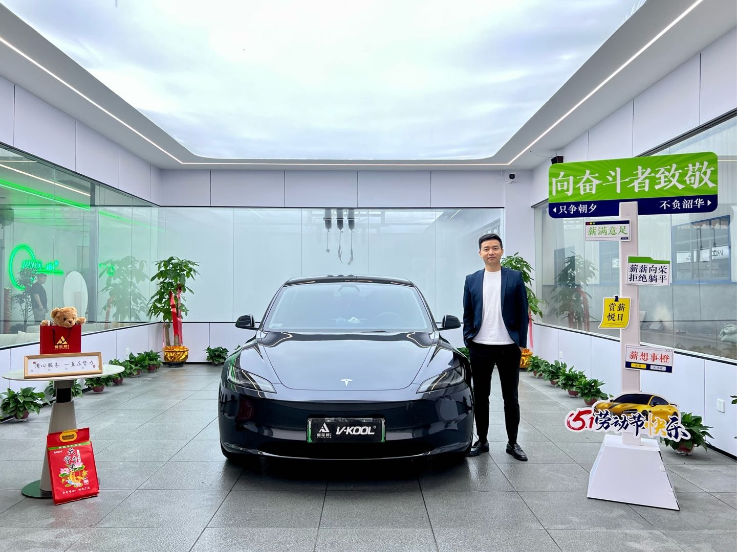 买车的时候都没有的仪式感，贴个车衣有了……