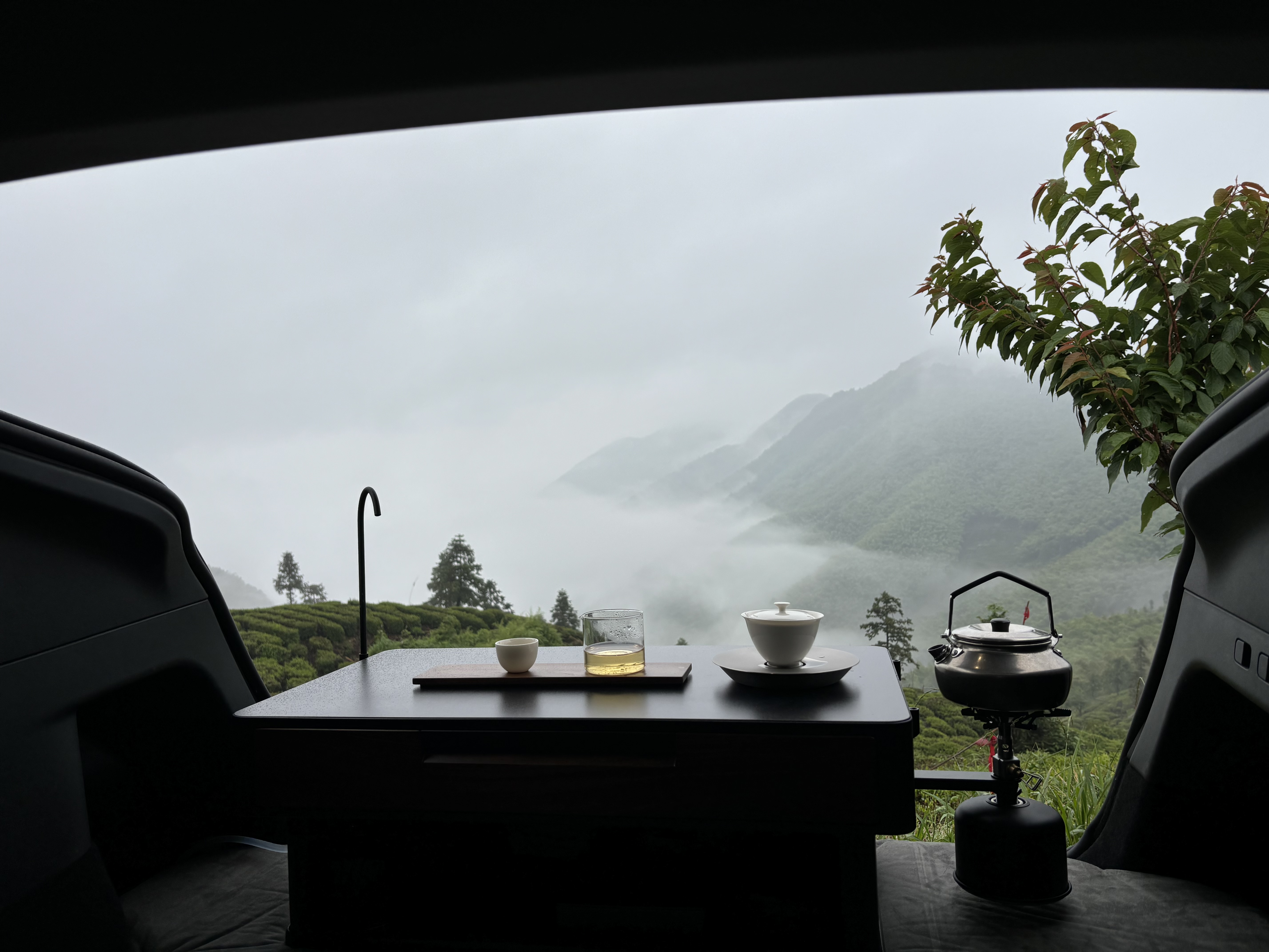 特斯拉后备箱的风景
车外山峦在雨雾中若隐若现，山顶之上，打开特斯拉的后备箱，放上相行，喝茶看风景，希望时光慢行，致渐行渐远的节日，大家都快乐！
#特斯拉车主日记 ##打工人也要精致