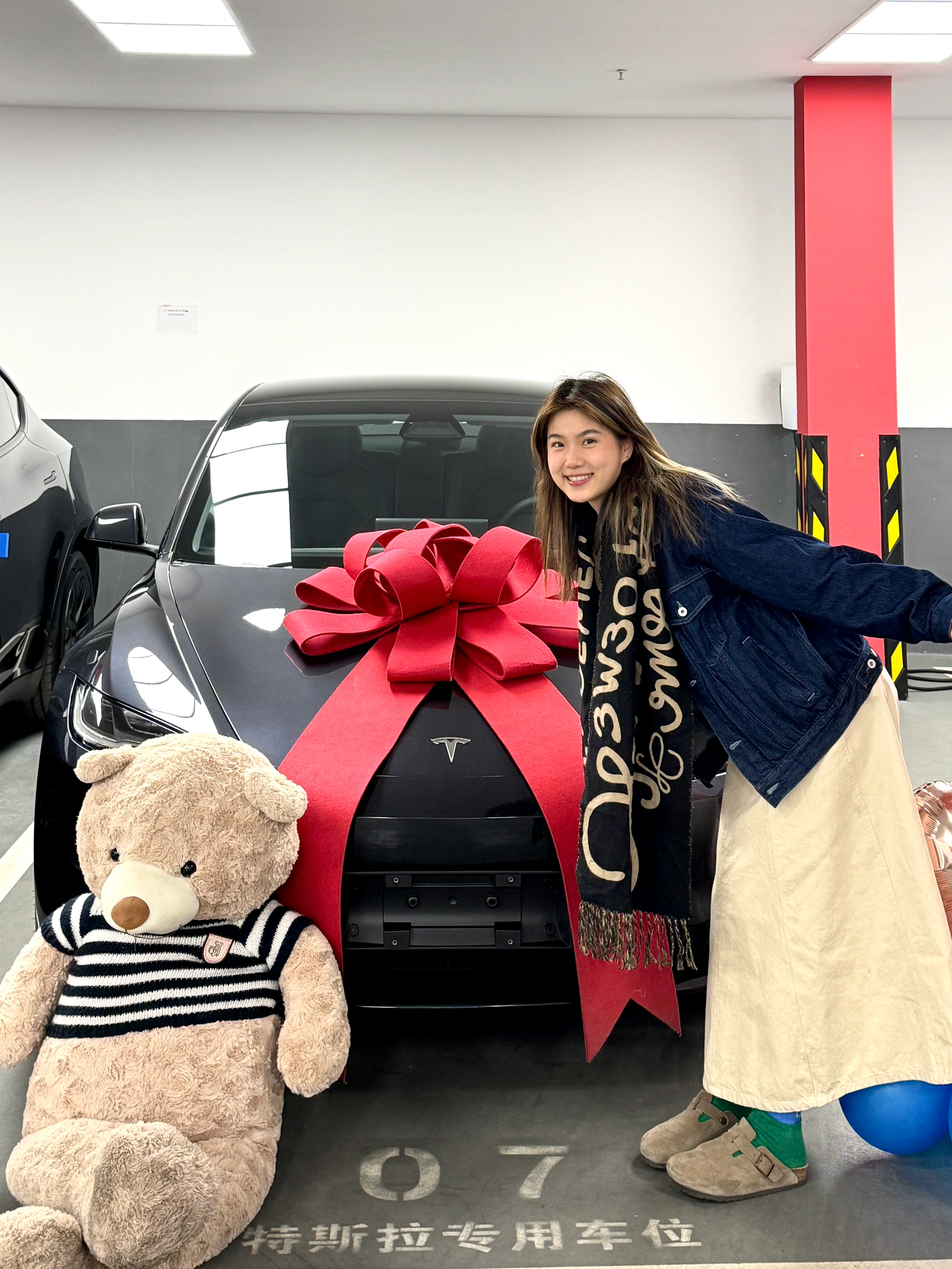 生日提車記🎂📝｜小朋友带着大玩具回家啦🥳 自己做的第一个决定✅
一小时试驾订车 十天提车
处理旧车 首付 保险 等等
一周罗列清楚一件件完成
幸运的自编号➕上牌✅
原来长大心境会格外平静🌻
买的时候家里人都不知道
到家看到来了句“长大了喔”
-
新年礼物➕生日礼物🎁💯
那就開心快樂 順風順水啦🌟
#提车日记 #喜提新车 #大玩具 #特斯拉 #带着我的大玩具去旅行 #特斯拉焕新3 #所有的等待都是值得的 #过年要有仪式感 #model3 @sevenzeng