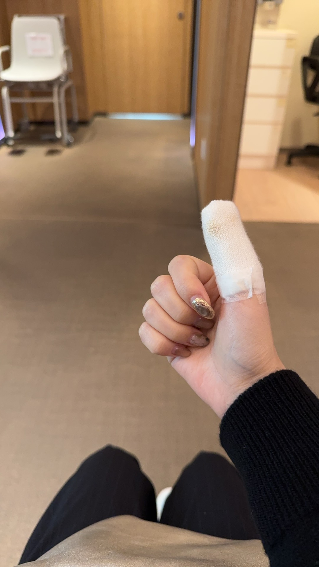 有特斯拉的女生要注意 特斯拉3的車門設計真的很危險
有長指甲女生生真要小心開門
要慢慢開門！！
年前就被它拔了甲[抓狂R][抓狂R][抓狂R][抓狂R]
有誰跟我一樣嗎？
.
.
.
#女生要注意安全 #被車門拔甲 #拔甲后甲会怎樣 @Debra C. PM