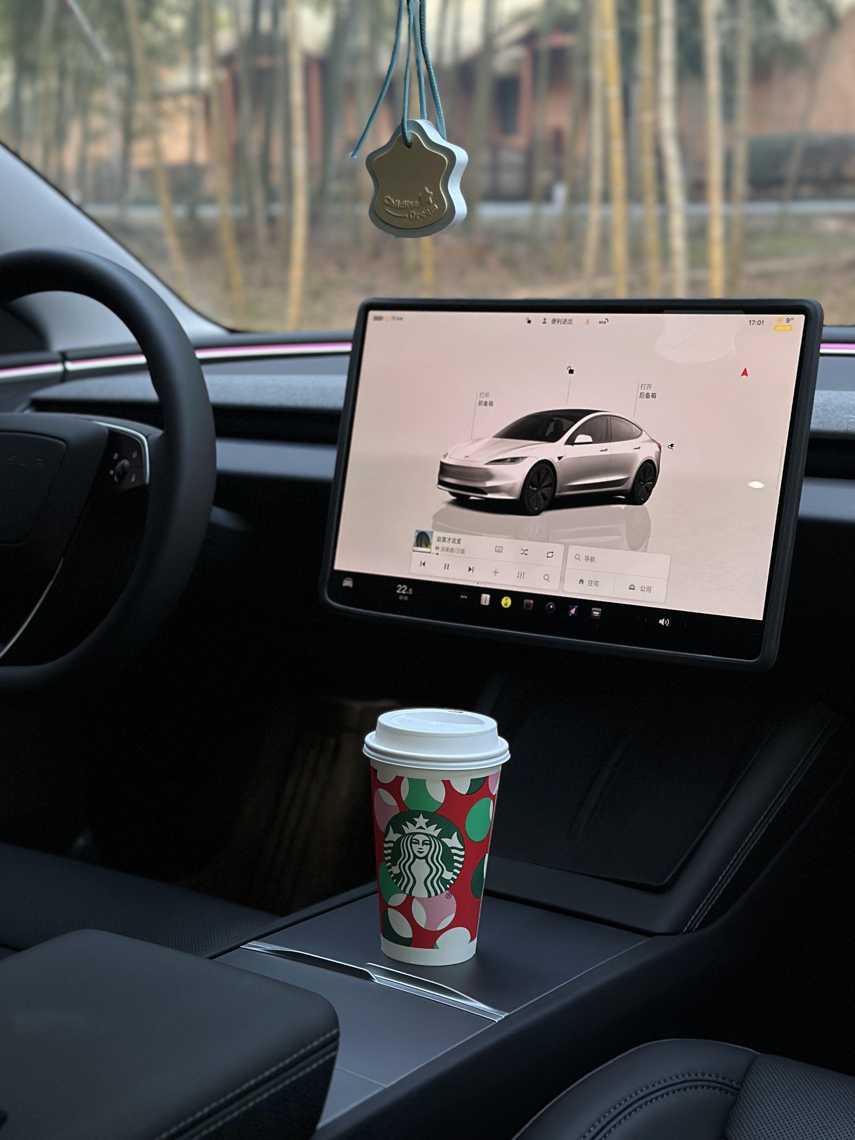 打破刻板印象，女孩子的车🚗也可以很酷‼️ 在大家的刻板印象里
女孩子的车应该是粉粉的
有很多可可爱爱的小内饰
就像我的车，很多人都和我说过像男孩子的车
可能我有一颗酷炫的心吧！
	
今天试驾了妹妹的焕新model3
换挡着实有些不适应
但氛围灯和座椅通风爱了爱了呀
还被种草了倍思特冰帘
比我之前入的更遮光、更降温
采用真双层隔热系统降温
UPF2000+级的防晒力，50倍远超国标，能够有效阻隔红紫外线
简直是夏日女司机必备！
嵌入式卡扣安装特别方便
而且与1:1原车精准贴合
不得不说妹妹有点会选！！
而且妹妹的车更酷炫！
狠狠撩拨我那颗想贴膜的心啊[憨笑]
	
所以女生们，永远不要被定义
喜欢什么就去做
不用在意别人的言语、眼光
做那个闪闪发光的你
做自己的大女主！
#倍思特冰帘 #倍思特斯拉遮阳帘 #特斯拉周边#特斯拉#特斯拉内饰 #特斯拉遮阳帘#特斯拉model3#车内拍照#特斯拉车膜 @viki两千