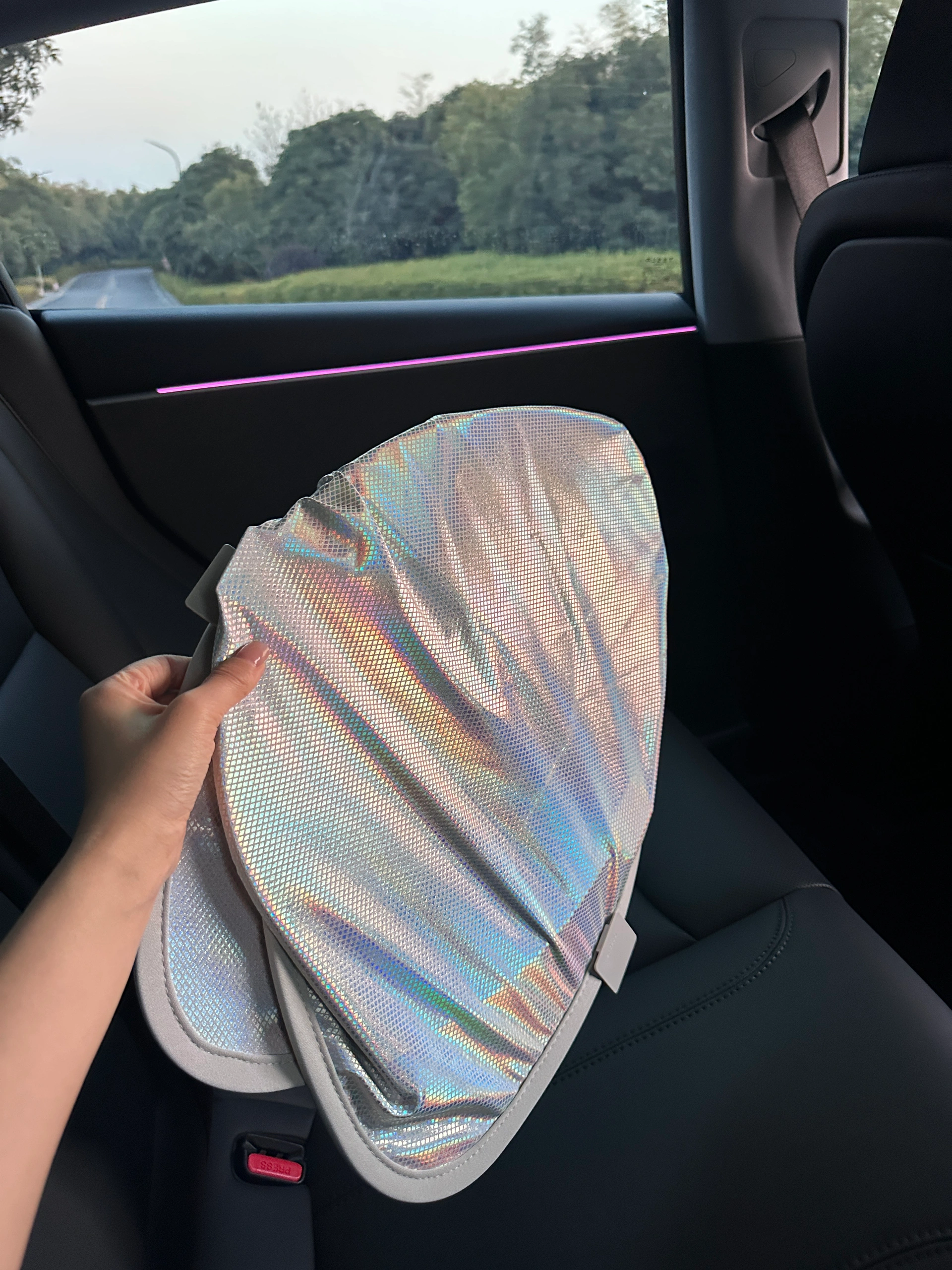 打破刻板印象，女孩子的车🚗也可以很酷‼️ 在大家的刻板印象里
女孩子的车应该是粉粉的
有很多可可爱爱的小内饰
就像我的车，很多人都和我说过像男孩子的车
可能我有一颗酷炫的心吧！
	
今天试驾了妹妹的焕新model3
换挡着实有些不适应
但氛围灯和座椅通风爱了爱了呀
还被种草了倍思特冰帘
比我之前入的更遮光、更降温
采用真双层隔热系统降温
UPF2000+级的防晒力，50倍远超国标，能够有效阻隔红紫外线
简直是夏日女司机必备！
嵌入式卡扣安装特别方便
而且与1:1原车精准贴合
不得不说妹妹有点会选！！
而且妹妹的车更酷炫！
狠狠撩拨我那颗想贴膜的心啊[憨笑]
	
所以女生们，永远不要被定义
喜欢什么就去做
不用在意别人的言语、眼光
做那个闪闪发光的你
做自己的大女主！
#倍思特冰帘 #倍思特斯拉遮阳帘 #特斯拉周边#特斯拉#特斯拉内饰 #特斯拉遮阳帘#特斯拉model3#车内拍照#特斯拉车膜 @viki两千