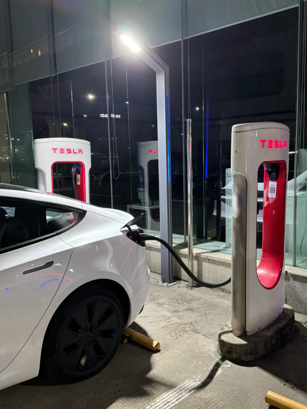 特斯拉女车主提车四个月啦🚗 ✨2024年9月份提车 裸车价23.19w➕8000车漆 保险8k 延保7k 置换补贴1w5
✨开了2000➕公里 几乎每次都是去特斯拉超冲充电 一个月三次左右 表显续航依旧是438✌🏻
✨喜欢毛坯内饰 所以只购入了必备的头枕 脚垫 中控储物盒和香薰
纠结了好多头枕最后选了这个 好看又舒服 可以刚刚好把脑袋拖起来 本颈椎病星人找到了救星🥺
✨屏幕换挡和按键转向灯习惯之后真的一点也不鸡肋 姐妹们一开始不适应的话可以在转向灯那边贴一个立体贴纸 这样就非常好区分啦!
#车内必备好物 #我的车真好看 #特斯拉 #特斯拉model3 #特别心动的车 @不算楠