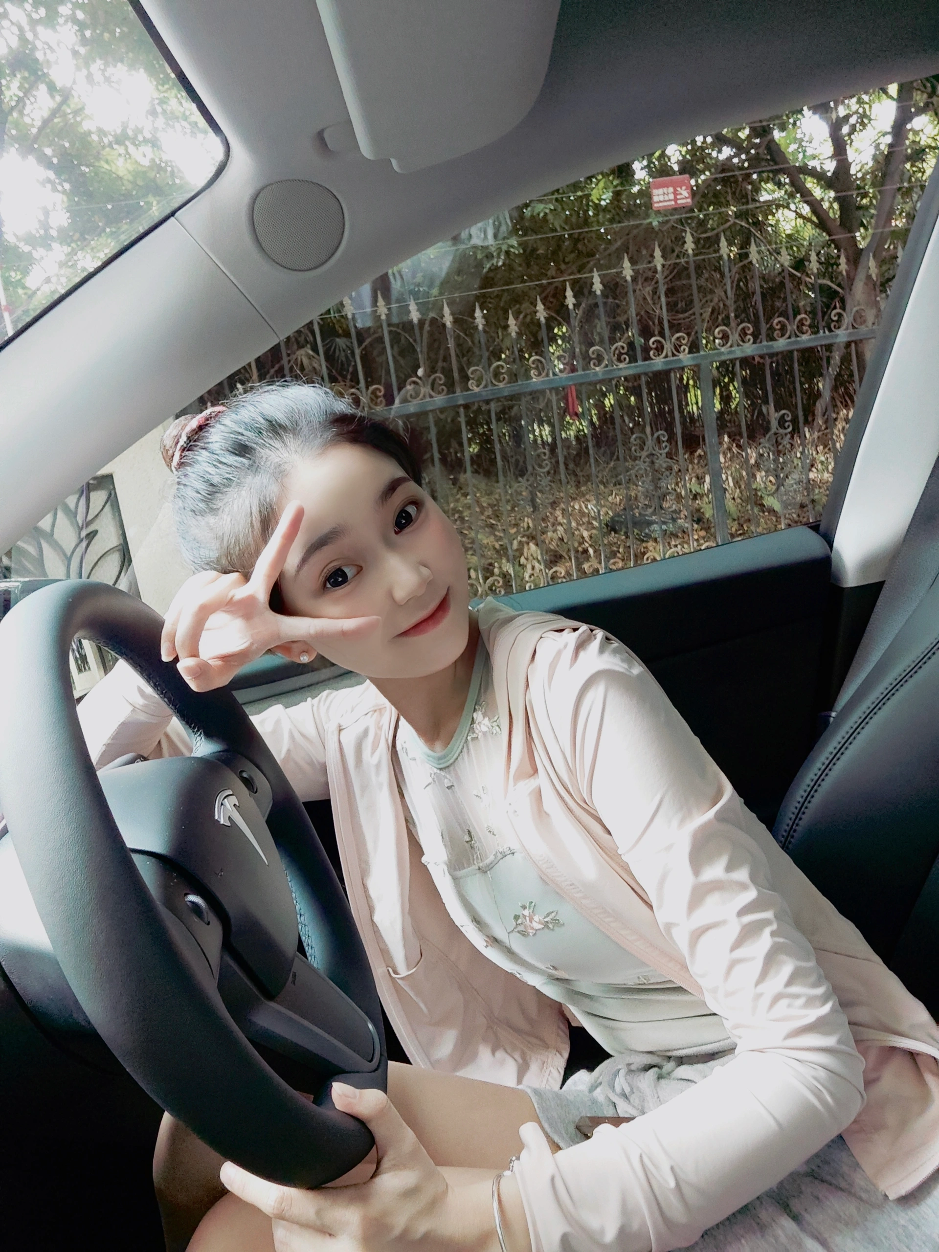 03女大提车特斯拉｜用车真实感受分享 1⃣️外观上：
其实我更喜欢黑色，但今年除了星空灰，其他颜色都要再➕8000k，个人觉得没必要，不如自己去外面贴膜（贴自己喜欢的颜色）不过星空灰越看越喜欢，也很耐看。
	
2⃣️内饰上：
喜欢奔驰内饰的我，一直说不会买特斯拉的毛坯房，结果现在真香了。虽然女孩子都喜欢好看的内饰，但我想说，简简单单的内饰真的会越看越舒服！毛坯房也能慢慢装饰成自己喜欢的样子～
	
3⃣️驾驶感：
拿驾照三年了，平时开车很少，基本都是偶尔开开家里的油车，所以目前设置的都是油车模式，个人觉得是真的很好开，也很安全。
	
4⃣️空间感：
modely比model3空间更大！因为我从小就更喜欢坐suv所以毫不犹豫的选择了y，前后备箱特别能装！后备箱空间超级大，超级适合露营！！
	
5⃣️电费：
和油车相比，真的能省下好多💰！快充三四十分钟充满电也就二三十，一桶油加满要好几百，所以去哪里开车都不会心痛！晚上十一点之后充电会更cheap！一度电才五毛多，记得有一次只花了十多块，家里人都想换成电车了哈哈哈哈
	
6⃣️提车后必需品：
一定有脚垫！自己是去实体店做的全包脚垫（1880💰）既好看又起到了保护耐脏的作用。一定有后备箱垫！怕原车的毛毡材质脏了不好打理，所以选择了皮质的。提车前还入了一大堆东西，结果几乎全退了，只留下了杯口的贴贴（让车内瞬间了很多！不浮夸，还闪闪的，真的很喜欢！）还给logo加上了闪闪的贴贴，视觉感瞬间升级了！
#modely #真实使用感受 #03 #女大学生 #提车 #特斯拉 @花花.