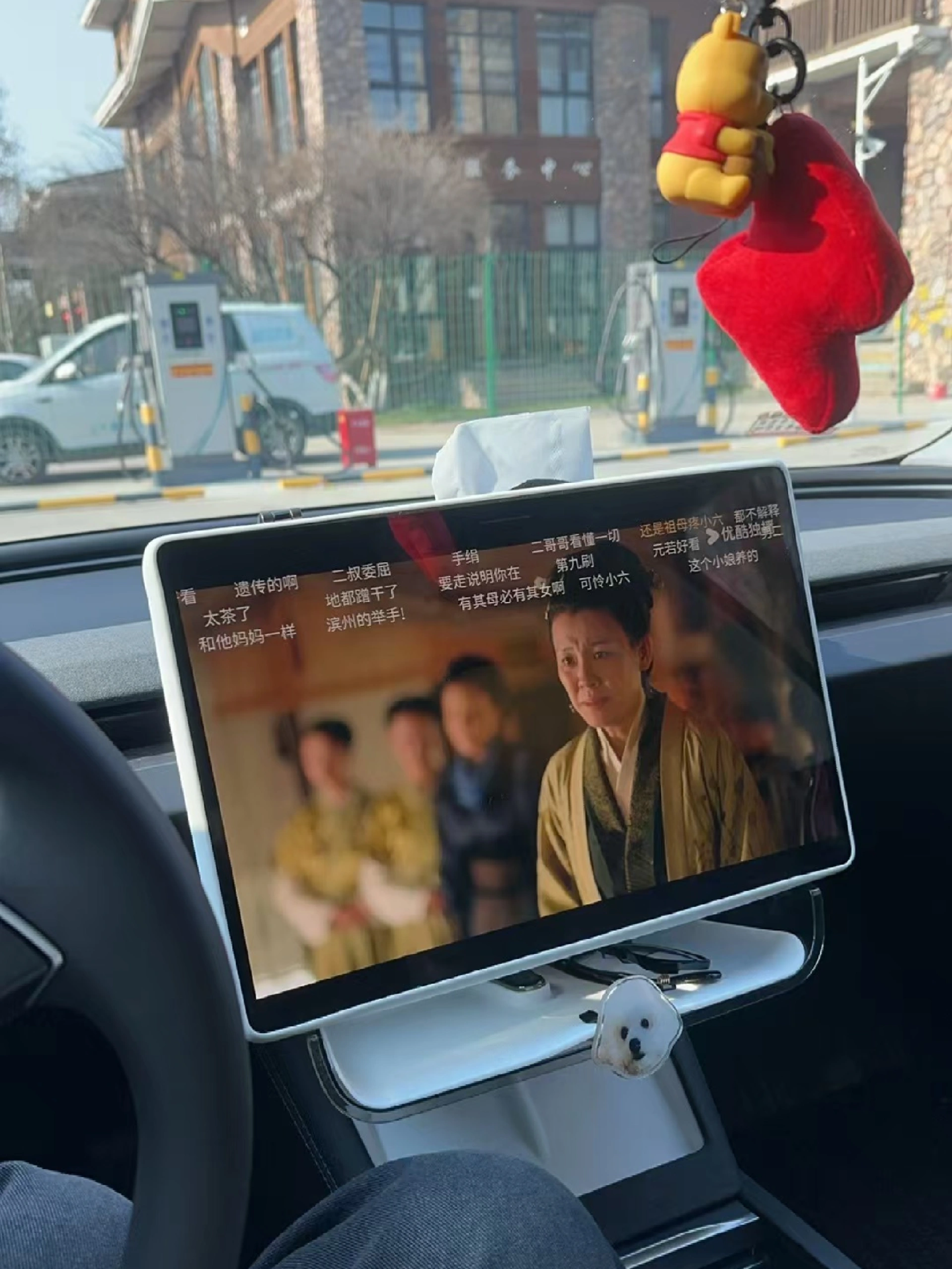 99年女生提特斯拉三个月的真实感受☃️ 99年央企打工+养宠人一枚，和我的特啦美啦相处三个月啦，开了4700+公里后的真实感受🚘✨
	
1.通勤幸福感拉满！💰
工作地点在郊区，每天要往返50公里，以前加油一个月800+，现在充电一次才几十块，简直不要太香！单程电费比坐地铁都便宜！省下的钱给狗狗买零食咯～
	
2.驾驶体验绝了！🚀
一脚电门下去，推背感直接拉满！红绿灯起步秒杀隔壁油车，感觉自己就是街上最靓的仔！而且自动驾驶太适合我这种每天要跑高速的人了，堵车也不怕，轻松又安全～
	
3. 科技感爆棚！⚡️
手机APP远程控制空调、查看电量、定位车辆，冬天再也不怕一进车门钻冰窖子了！感谢方向盘加热，也再也不用带手套车啦！充电的时候还可以看剧刷抖音玩游戏，一点也不无聊！
	
4. 环保又时尚！🌍
开电车真的有种为地球做贡献的感觉，而且特斯拉的颜值超高，贴了奶芙芙的胡椒白膜！老忍不住多看几眼~
	
5. 出行太方便啦🏝
以前觉得远的地方懒得去，现在充电方便且便宜，周末说走就走，带着我的狗狗周边游安排起来！滑雪爱好者开去崇礼比油车省钱多啦！
	
6.带狗出行超方便！🐶
再也不用怕打车被拒载，每个周末都带她出去撒欢，再加上宠物模式，再也不用担心狗狗自己在车里着凉或者闷热，在车里睡得好舒服~
	
#特斯拉  #电车生活 #女生开车 #科技改变生活 #省钱小能手 #用车感受 #换车的尽头是电车 #特别心动的车 #焕新版model3 #是宠物更是家人 @lycheexx