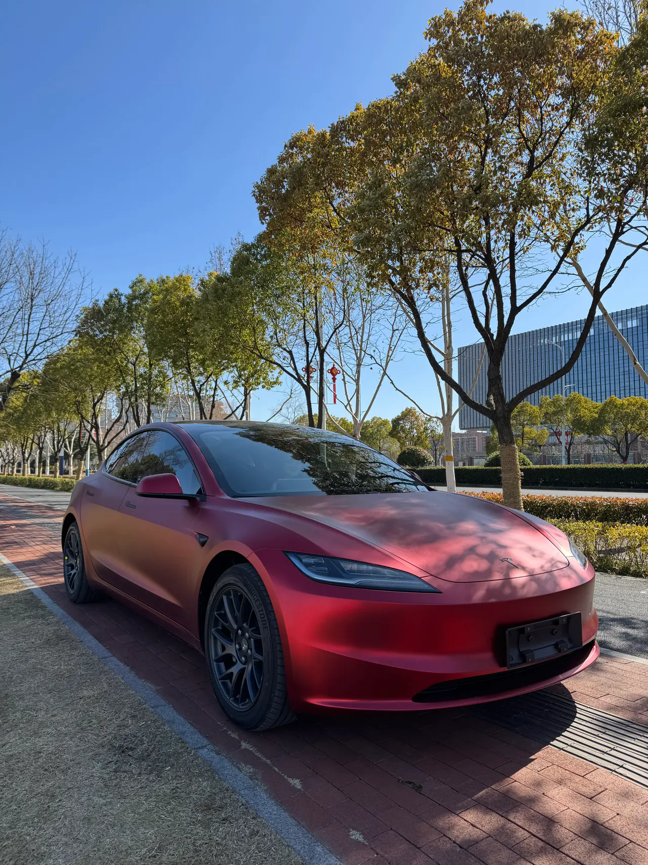 特斯拉丨女车主第一次改色经验全总结 图二图三——❤️新车纪念照
图四图五——🚗购车全流程
图六——🚘改色全流程
图七——💰所有消费清单和金额
图八图九——🟥自然光线下live图
图十——🌹强烈推荐的车前箱仪式感布置
Ps:用了几天的智驾(赠送的一个月),使用感很好,在纠结要不要多花这3w+
#适合女孩子的车 #model3 #汽车改色贴膜 @有效字符小女孩