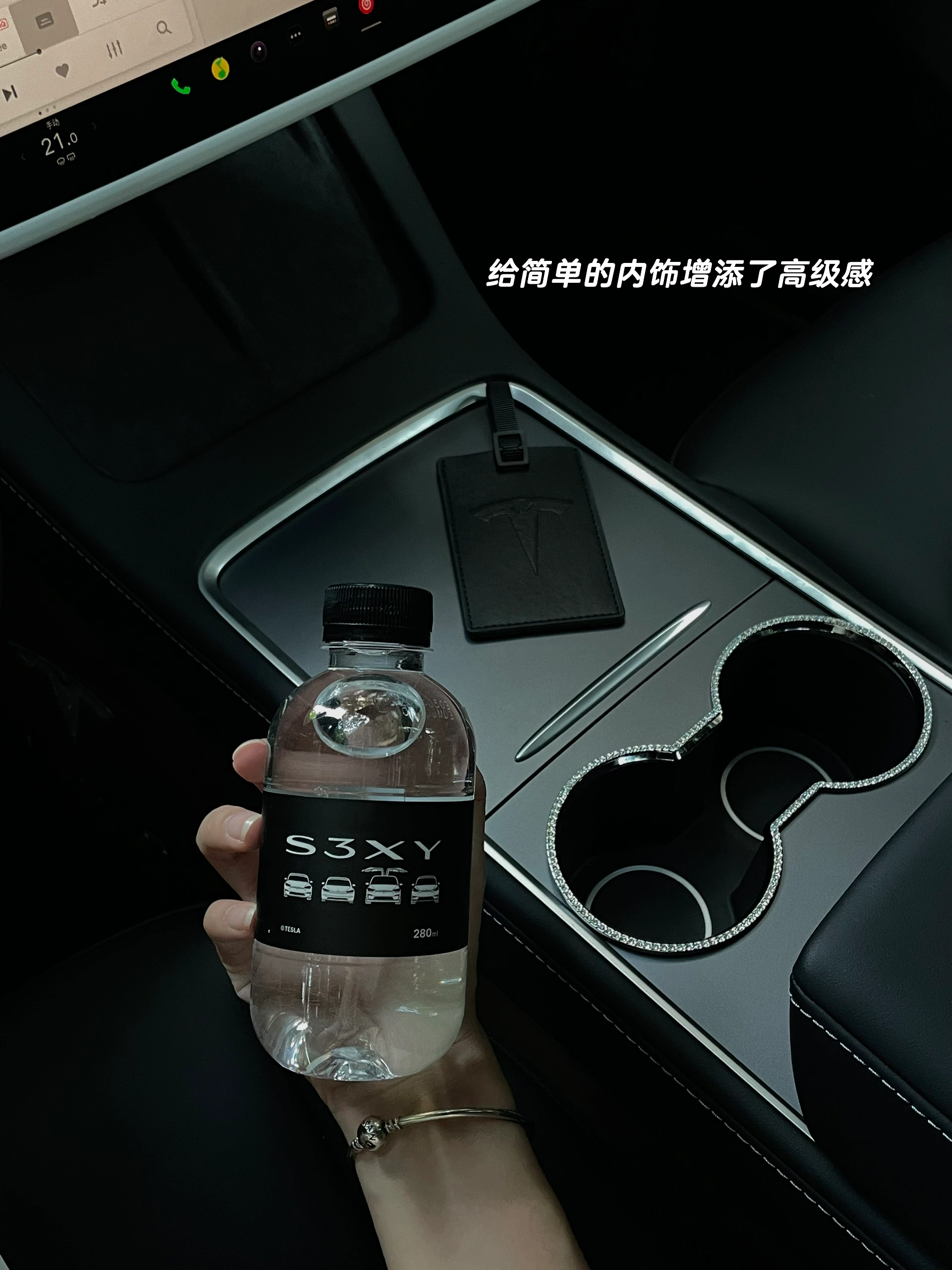 03女大提车特斯拉｜用车真实感受分享 1⃣️外观上：
其实我更喜欢黑色，但今年除了星空灰，其他颜色都要再➕8000k，个人觉得没必要，不如自己去外面贴膜（贴自己喜欢的颜色）不过星空灰越看越喜欢，也很耐看。
	
2⃣️内饰上：
喜欢奔驰内饰的我，一直说不会买特斯拉的毛坯房，结果现在真香了。虽然女孩子都喜欢好看的内饰，但我想说，简简单单的内饰真的会越看越舒服！毛坯房也能慢慢装饰成自己喜欢的样子～
	
3⃣️驾驶感：
拿驾照三年了，平时开车很少，基本都是偶尔开开家里的油车，所以目前设置的都是油车模式，个人觉得是真的很好开，也很安全。
	
4⃣️空间感：
modely比model3空间更大！因为我从小就更喜欢坐suv所以毫不犹豫的选择了y，前后备箱特别能装！后备箱空间超级大，超级适合露营！！
	
5⃣️电费：
和油车相比，真的能省下好多💰！快充三四十分钟充满电也就二三十，一桶油加满要好几百，所以去哪里开车都不会心痛！晚上十一点之后充电会更cheap！一度电才五毛多，记得有一次只花了十多块，家里人都想换成电车了哈哈哈哈
	
6⃣️提车后必需品：
一定有脚垫！自己是去实体店做的全包脚垫（1880💰）既好看又起到了保护耐脏的作用。一定有后备箱垫！怕原车的毛毡材质脏了不好打理，所以选择了皮质的。提车前还入了一大堆东西，结果几乎全退了，只留下了杯口的贴贴（让车内瞬间了很多！不浮夸，还闪闪的，真的很喜欢！）还给logo加上了闪闪的贴贴，视觉感瞬间升级了！
#modely #真实使用感受 #03 #女大学生 #提车 #特斯拉 @花花.