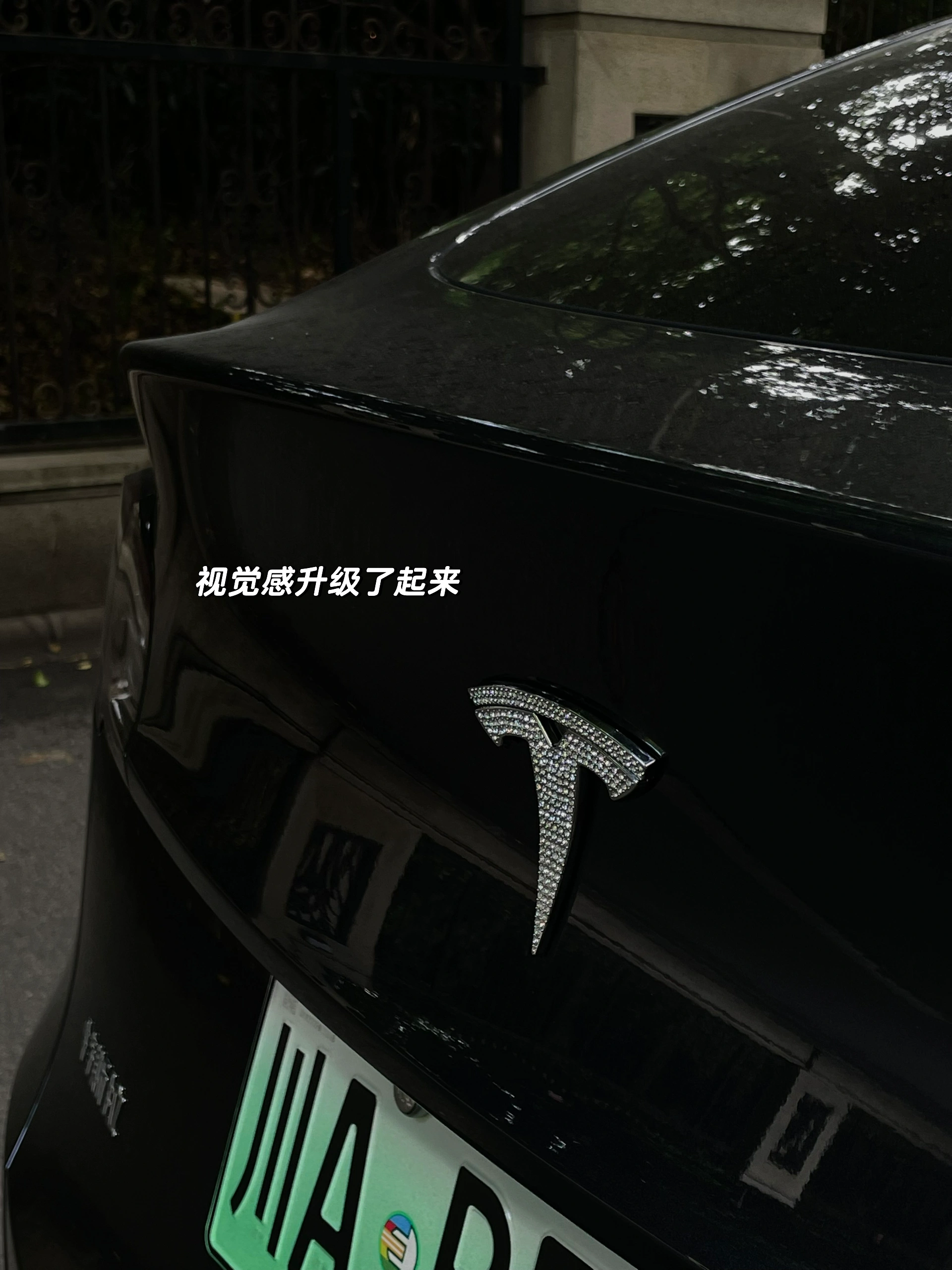 03女大提车特斯拉｜用车真实感受分享 1⃣️外观上：
其实我更喜欢黑色，但今年除了星空灰，其他颜色都要再➕8000k，个人觉得没必要，不如自己去外面贴膜（贴自己喜欢的颜色）不过星空灰越看越喜欢，也很耐看。
	
2⃣️内饰上：
喜欢奔驰内饰的我，一直说不会买特斯拉的毛坯房，结果现在真香了。虽然女孩子都喜欢好看的内饰，但我想说，简简单单的内饰真的会越看越舒服！毛坯房也能慢慢装饰成自己喜欢的样子～
	
3⃣️驾驶感：
拿驾照三年了，平时开车很少，基本都是偶尔开开家里的油车，所以目前设置的都是油车模式，个人觉得是真的很好开，也很安全。
	
4⃣️空间感：
modely比model3空间更大！因为我从小就更喜欢坐suv所以毫不犹豫的选择了y，前后备箱特别能装！后备箱空间超级大，超级适合露营！！
	
5⃣️电费：
和油车相比，真的能省下好多💰！快充三四十分钟充满电也就二三十，一桶油加满要好几百，所以去哪里开车都不会心痛！晚上十一点之后充电会更cheap！一度电才五毛多，记得有一次只花了十多块，家里人都想换成电车了哈哈哈哈
	
6⃣️提车后必需品：
一定有脚垫！自己是去实体店做的全包脚垫（1880💰）既好看又起到了保护耐脏的作用。一定有后备箱垫！怕原车的毛毡材质脏了不好打理，所以选择了皮质的。提车前还入了一大堆东西，结果几乎全退了，只留下了杯口的贴贴（让车内瞬间了很多！不浮夸，还闪闪的，真的很喜欢！）还给logo加上了闪闪的贴贴，视觉感瞬间升级了！
#modely #真实使用感受 #03 #女大学生 #提车 #特斯拉 @花花.