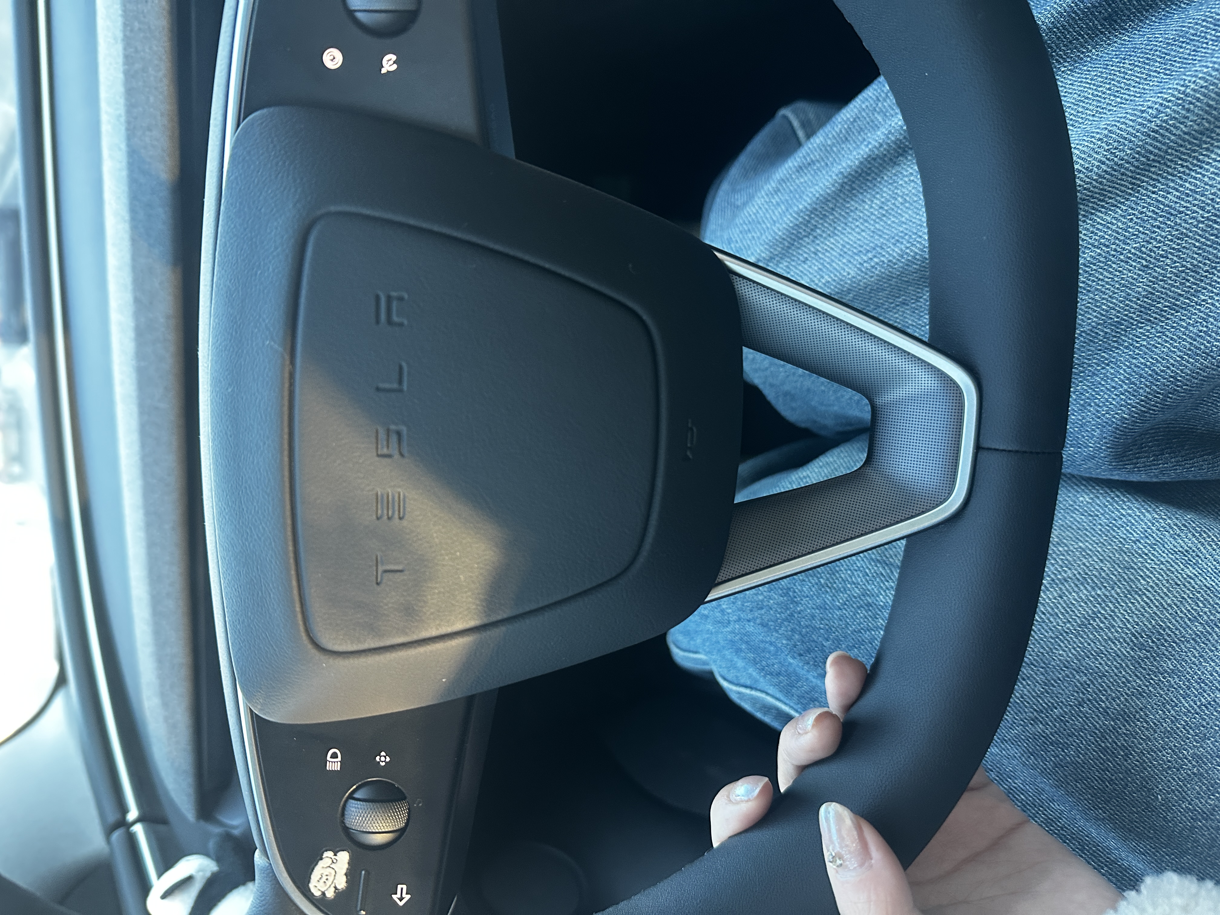 99年女生提特斯拉三个月的真实感受☃️ 99年央企打工+养宠人一枚，和我的特啦美啦相处三个月啦，开了4700+公里后的真实感受🚘✨
	
1.通勤幸福感拉满！💰
工作地点在郊区，每天要往返50公里，以前加油一个月800+，现在充电一次才几十块，简直不要太香！单程电费比坐地铁都便宜！省下的钱给狗狗买零食咯～
	
2.驾驶体验绝了！🚀
一脚电门下去，推背感直接拉满！红绿灯起步秒杀隔壁油车，感觉自己就是街上最靓的仔！而且自动驾驶太适合我这种每天要跑高速的人了，堵车也不怕，轻松又安全～
	
3. 科技感爆棚！⚡️
手机APP远程控制空调、查看电量、定位车辆，冬天再也不怕一进车门钻冰窖子了！感谢方向盘加热，也再也不用带手套车啦！充电的时候还可以看剧刷抖音玩游戏，一点也不无聊！
	
4. 环保又时尚！🌍
开电车真的有种为地球做贡献的感觉，而且特斯拉的颜值超高，贴了奶芙芙的胡椒白膜！老忍不住多看几眼~
	
5. 出行太方便啦🏝
以前觉得远的地方懒得去，现在充电方便且便宜，周末说走就走，带着我的狗狗周边游安排起来！滑雪爱好者开去崇礼比油车省钱多啦！
	
6.带狗出行超方便！🐶
再也不用怕打车被拒载，每个周末都带她出去撒欢，再加上宠物模式，再也不用担心狗狗自己在车里着凉或者闷热，在车里睡得好舒服~
	
#特斯拉  #电车生活 #女生开车 #科技改变生活 #省钱小能手 #用车感受 #换车的尽头是电车 #特别心动的车 #焕新版model3 #是宠物更是家人 @lycheexx