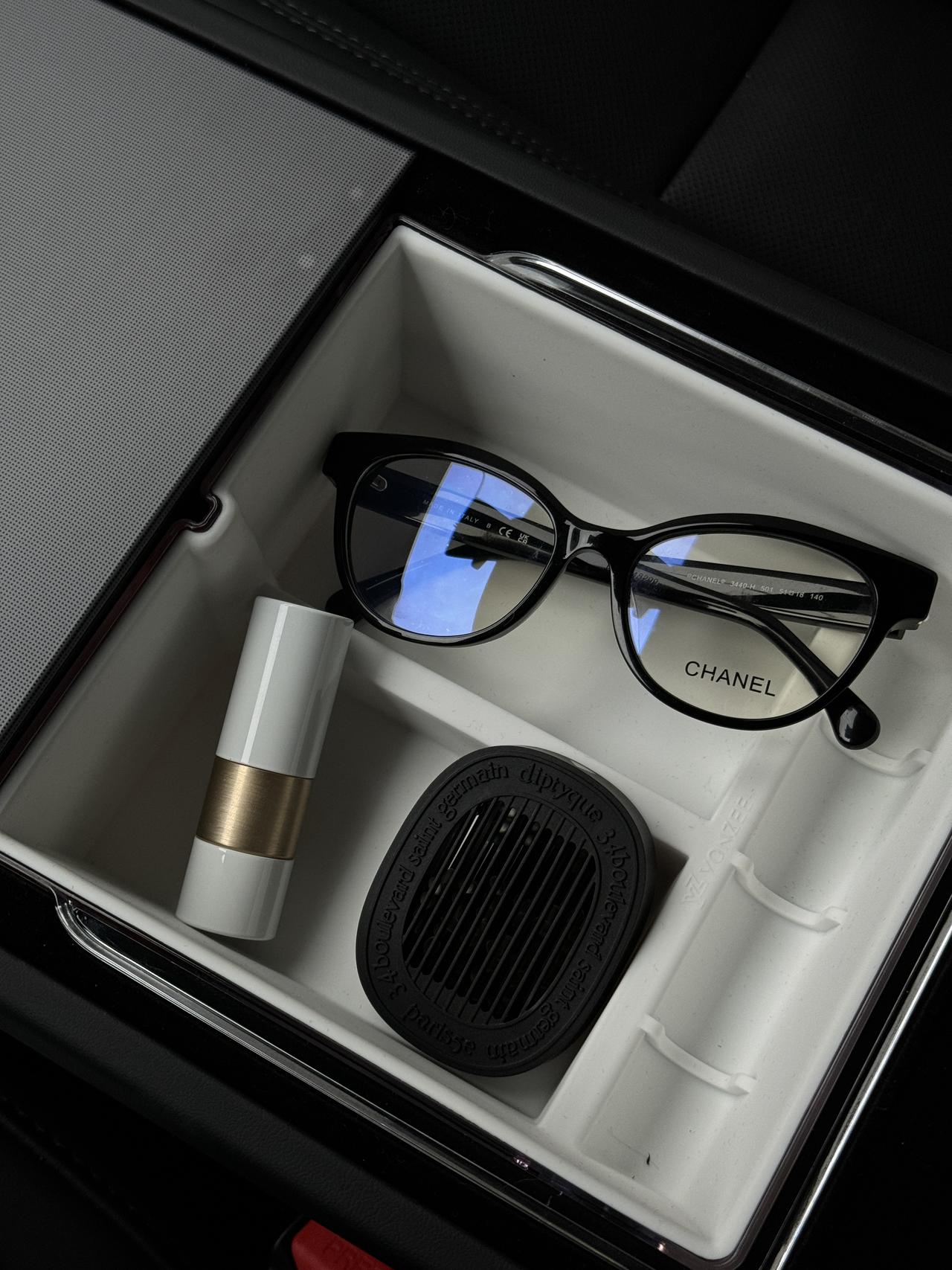 特斯拉女车主提车四个月啦🚗 ✨2024年9月份提车 裸车价23.19w➕8000车漆 保险8k 延保7k 置换补贴1w5
✨开了2000➕公里 几乎每次都是去特斯拉超冲充电 一个月三次左右 表显续航依旧是438✌🏻
✨喜欢毛坯内饰 所以只购入了必备的头枕 脚垫 中控储物盒和香薰
纠结了好多头枕最后选了这个 好看又舒服 可以刚刚好把脑袋拖起来 本颈椎病星人找到了救星🥺
✨屏幕换挡和按键转向灯习惯之后真的一点也不鸡肋 姐妹们一开始不适应的话可以在转向灯那边贴一个立体贴纸 这样就非常好区分啦!
#车内必备好物 #我的车真好看 #特斯拉 #特斯拉model3 #特别心动的车 @不算楠