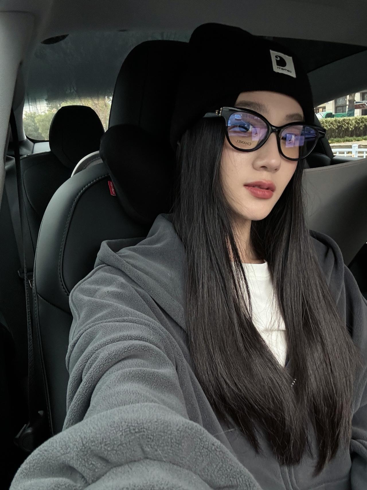 特斯拉女车主提车四个月啦🚗 ✨2024年9月份提车 裸车价23.19w➕8000车漆 保险8k 延保7k 置换补贴1w5
✨开了2000➕公里 几乎每次都是去特斯拉超冲充电 一个月三次左右 表显续航依旧是438✌🏻
✨喜欢毛坯内饰 所以只购入了必备的头枕 脚垫 中控储物盒和香薰
纠结了好多头枕最后选了这个 好看又舒服 可以刚刚好把脑袋拖起来 本颈椎病星人找到了救星🥺
✨屏幕换挡和按键转向灯习惯之后真的一点也不鸡肋 姐妹们一开始不适应的话可以在转向灯那边贴一个立体贴纸 这样就非常好区分啦!
#车内必备好物 #我的车真好看 #特斯拉 #特斯拉model3 #特别心动的车 @不算楠