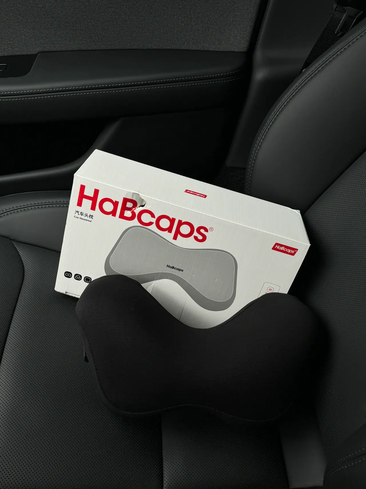 特斯拉女车主提车四个月啦🚗 ✨2024年9月份提车 裸车价23.19w➕8000车漆 保险8k 延保7k 置换补贴1w5
✨开了2000➕公里 几乎每次都是去特斯拉超冲充电 一个月三次左右 表显续航依旧是438✌🏻
✨喜欢毛坯内饰 所以只购入了必备的头枕 脚垫 中控储物盒和香薰
纠结了好多头枕最后选了这个 好看又舒服 可以刚刚好把脑袋拖起来 本颈椎病星人找到了救星🥺
✨屏幕换挡和按键转向灯习惯之后真的一点也不鸡肋 姐妹们一开始不适应的话可以在转向灯那边贴一个立体贴纸 这样就非常好区分啦!
#车内必备好物 #我的车真好看 #特斯拉 #特斯拉model3 #特别心动的车 @不算楠