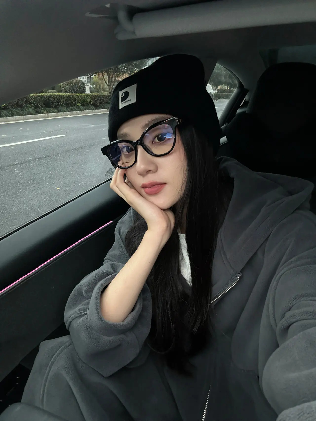 特斯拉女车主提车四个月啦🚗 ✨2024年9月份提车 裸车价23.19w➕8000车漆 保险8k 延保7k 置换补贴1w5
✨开了2000➕公里 几乎每次都是去特斯拉超冲充电 一个月三次左右 表显续航依旧是438✌🏻
✨喜欢毛坯内饰 所以只购入了必备的头枕 脚垫 中控储物盒和香薰
纠结了好多头枕最后选了这个 好看又舒服 可以刚刚好把脑袋拖起来 本颈椎病星人找到了救星🥺
✨屏幕换挡和按键转向灯习惯之后真的一点也不鸡肋 姐妹们一开始不适应的话可以在转向灯那边贴一个立体贴纸 这样就非常好区分啦!
#车内必备好物 #我的车真好看 #特斯拉 #特斯拉model3 #特别心动的车 @不算楠