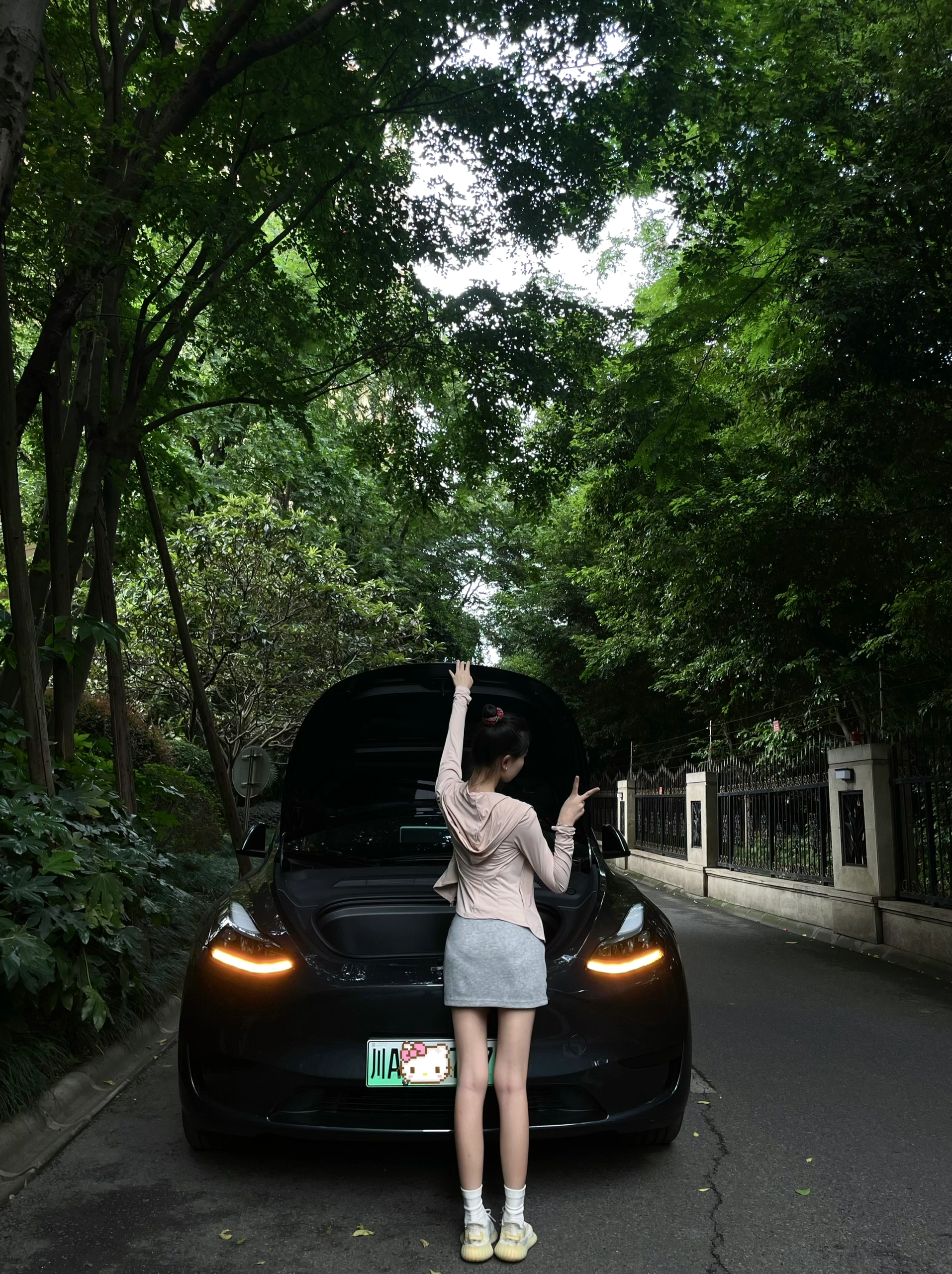 03女大提车特斯拉｜用车真实感受分享 1⃣️外观上：
其实我更喜欢黑色，但今年除了星空灰，其他颜色都要再➕8000k，个人觉得没必要，不如自己去外面贴膜（贴自己喜欢的颜色）不过星空灰越看越喜欢，也很耐看。
	
2⃣️内饰上：
喜欢奔驰内饰的我，一直说不会买特斯拉的毛坯房，结果现在真香了。虽然女孩子都喜欢好看的内饰，但我想说，简简单单的内饰真的会越看越舒服！毛坯房也能慢慢装饰成自己喜欢的样子～
	
3⃣️驾驶感：
拿驾照三年了，平时开车很少，基本都是偶尔开开家里的油车，所以目前设置的都是油车模式，个人觉得是真的很好开，也很安全。
	
4⃣️空间感：
modely比model3空间更大！因为我从小就更喜欢坐suv所以毫不犹豫的选择了y，前后备箱特别能装！后备箱空间超级大，超级适合露营！！
	
5⃣️电费：
和油车相比，真的能省下好多💰！快充三四十分钟充满电也就二三十，一桶油加满要好几百，所以去哪里开车都不会心痛！晚上十一点之后充电会更cheap！一度电才五毛多，记得有一次只花了十多块，家里人都想换成电车了哈哈哈哈
	
6⃣️提车后必需品：
一定有脚垫！自己是去实体店做的全包脚垫（1880💰）既好看又起到了保护耐脏的作用。一定有后备箱垫！怕原车的毛毡材质脏了不好打理，所以选择了皮质的。提车前还入了一大堆东西，结果几乎全退了，只留下了杯口的贴贴（让车内瞬间了很多！不浮夸，还闪闪的，真的很喜欢！）还给logo加上了闪闪的贴贴，视觉感瞬间升级了！
#modely #真实使用感受 #03 #女大学生 #提车 #特斯拉 @花花.