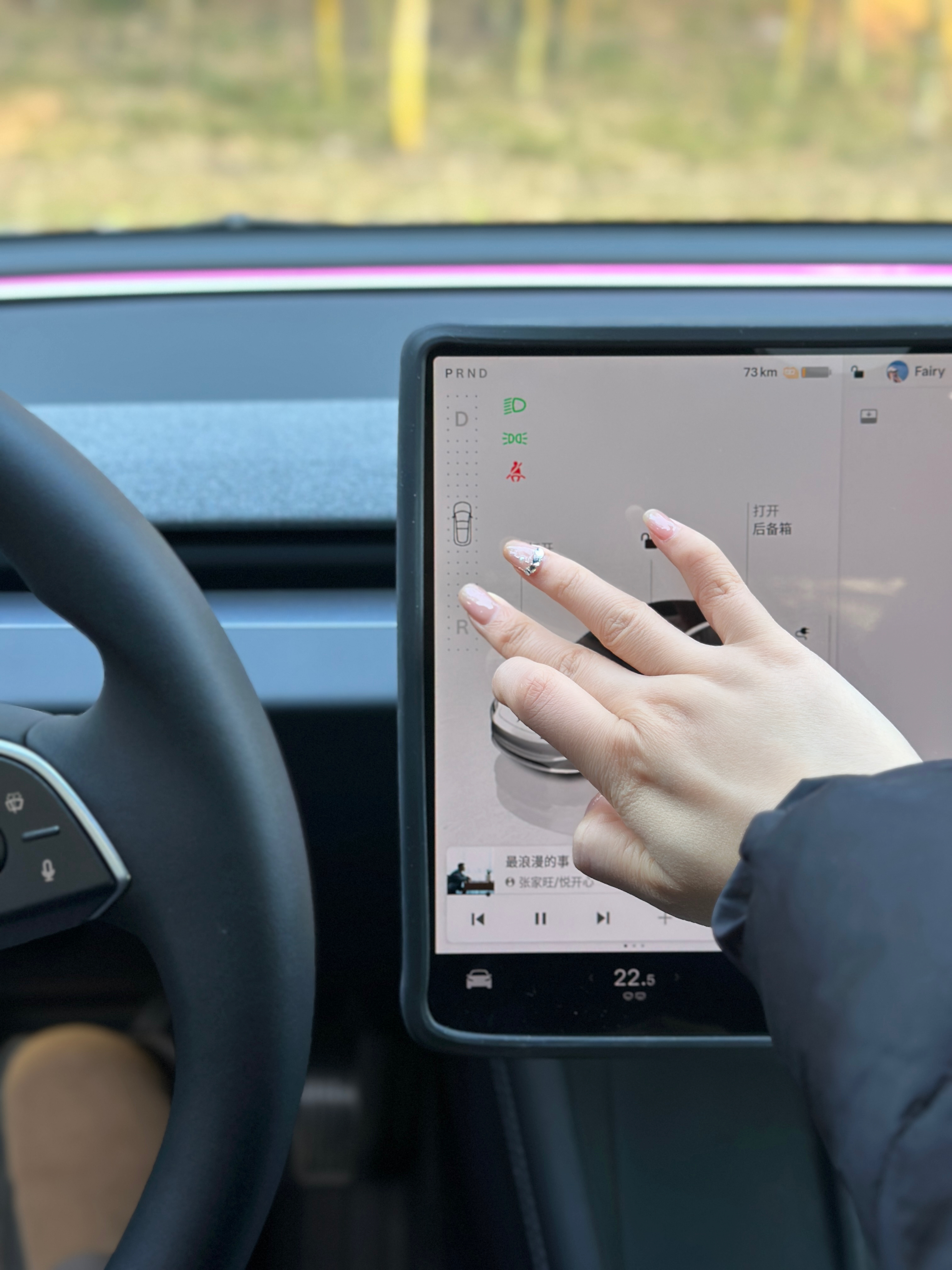 打破刻板印象，女孩子的车🚗也可以很酷‼️ 在大家的刻板印象里
女孩子的车应该是粉粉的
有很多可可爱爱的小内饰
就像我的车，很多人都和我说过像男孩子的车
可能我有一颗酷炫的心吧！
	
今天试驾了妹妹的焕新model3
换挡着实有些不适应
但氛围灯和座椅通风爱了爱了呀
还被种草了倍思特冰帘
比我之前入的更遮光、更降温
采用真双层隔热系统降温
UPF2000+级的防晒力，50倍远超国标，能够有效阻隔红紫外线
简直是夏日女司机必备！
嵌入式卡扣安装特别方便
而且与1:1原车精准贴合
不得不说妹妹有点会选！！
而且妹妹的车更酷炫！
狠狠撩拨我那颗想贴膜的心啊[憨笑]
	
所以女生们，永远不要被定义
喜欢什么就去做
不用在意别人的言语、眼光
做那个闪闪发光的你
做自己的大女主！
#倍思特冰帘 #倍思特斯拉遮阳帘 #特斯拉周边#特斯拉#特斯拉内饰 #特斯拉遮阳帘#特斯拉model3#车内拍照#特斯拉车膜 @viki两千