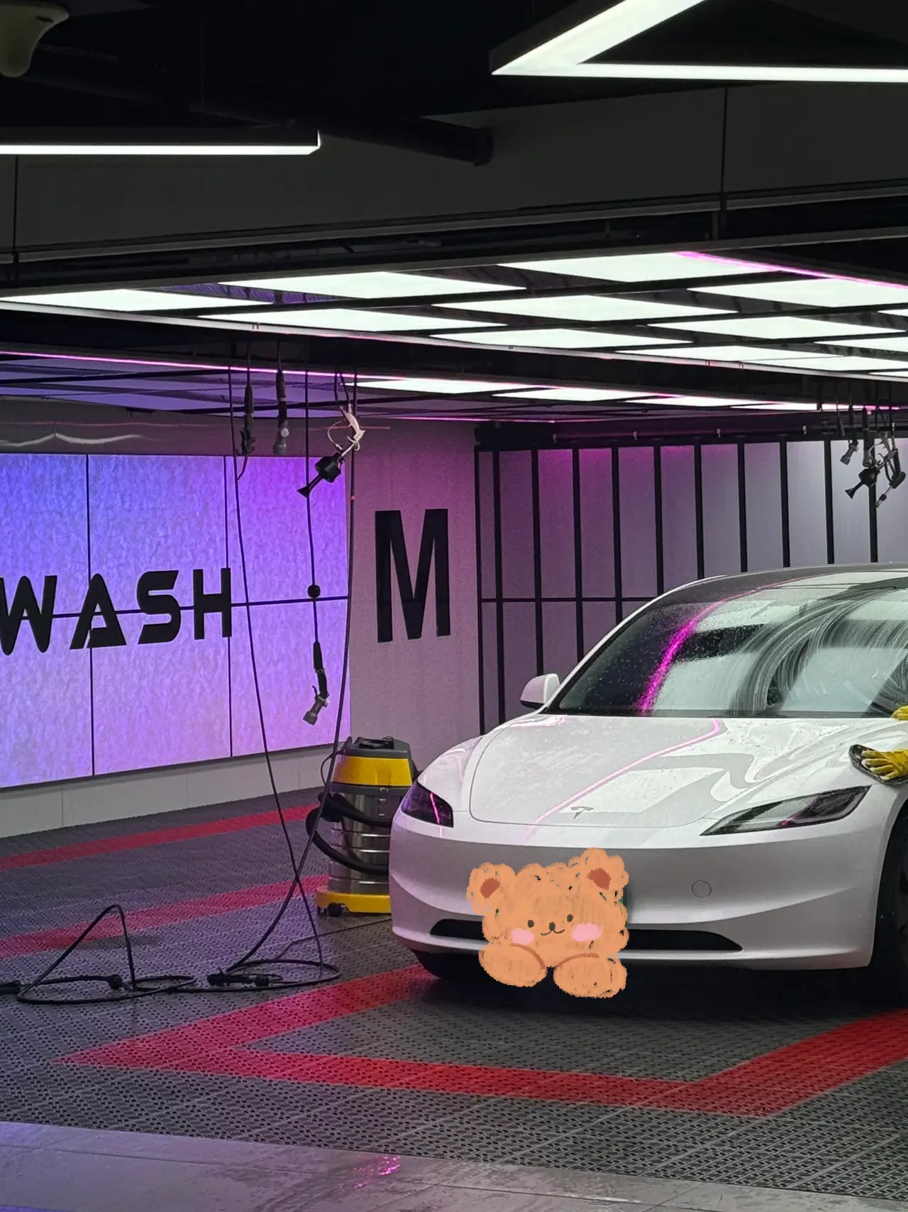 特斯拉女车主提车四个月啦🚗 ✨2024年9月份提车 裸车价23.19w➕8000车漆 保险8k 延保7k 置换补贴1w5
✨开了2000➕公里 几乎每次都是去特斯拉超冲充电 一个月三次左右 表显续航依旧是438✌🏻
✨喜欢毛坯内饰 所以只购入了必备的头枕 脚垫 中控储物盒和香薰
纠结了好多头枕最后选了这个 好看又舒服 可以刚刚好把脑袋拖起来 本颈椎病星人找到了救星🥺
✨屏幕换挡和按键转向灯习惯之后真的一点也不鸡肋 姐妹们一开始不适应的话可以在转向灯那边贴一个立体贴纸 这样就非常好区分啦!
#车内必备好物 #我的车真好看 #特斯拉 #特斯拉model3 #特别心动的车 @不算楠