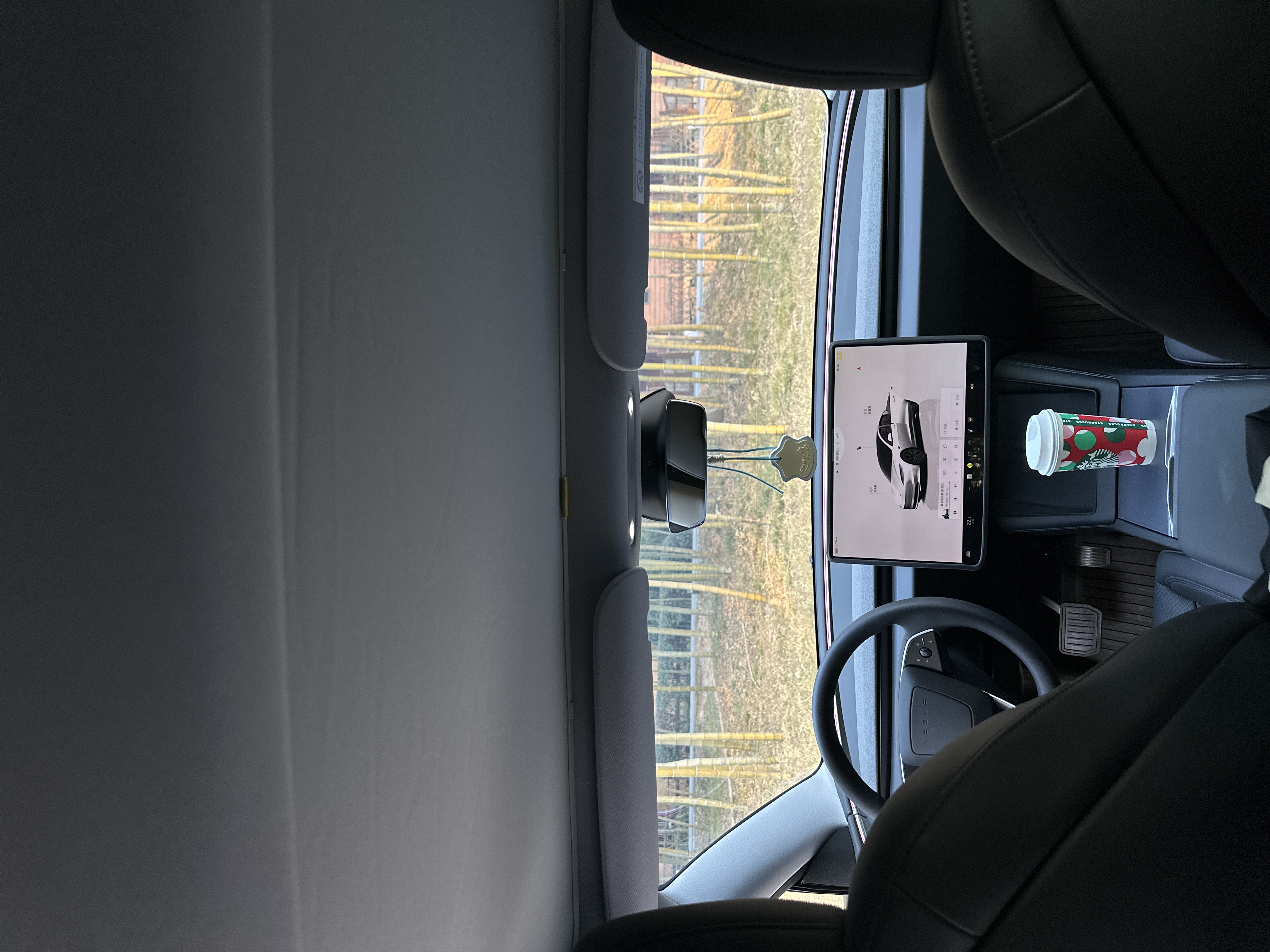 打破刻板印象，女孩子的车🚗也可以很酷‼️ 在大家的刻板印象里
女孩子的车应该是粉粉的
有很多可可爱爱的小内饰
就像我的车，很多人都和我说过像男孩子的车
可能我有一颗酷炫的心吧！
	
今天试驾了妹妹的焕新model3
换挡着实有些不适应
但氛围灯和座椅通风爱了爱了呀
还被种草了倍思特冰帘
比我之前入的更遮光、更降温
采用真双层隔热系统降温
UPF2000+级的防晒力，50倍远超国标，能够有效阻隔红紫外线
简直是夏日女司机必备！
嵌入式卡扣安装特别方便
而且与1:1原车精准贴合
不得不说妹妹有点会选！！
而且妹妹的车更酷炫！
狠狠撩拨我那颗想贴膜的心啊[憨笑]
	
所以女生们，永远不要被定义
喜欢什么就去做
不用在意别人的言语、眼光
做那个闪闪发光的你
做自己的大女主！
#倍思特冰帘 #倍思特斯拉遮阳帘 #特斯拉周边#特斯拉#特斯拉内饰 #特斯拉遮阳帘#特斯拉model3#车内拍照#特斯拉车膜 @viki两千