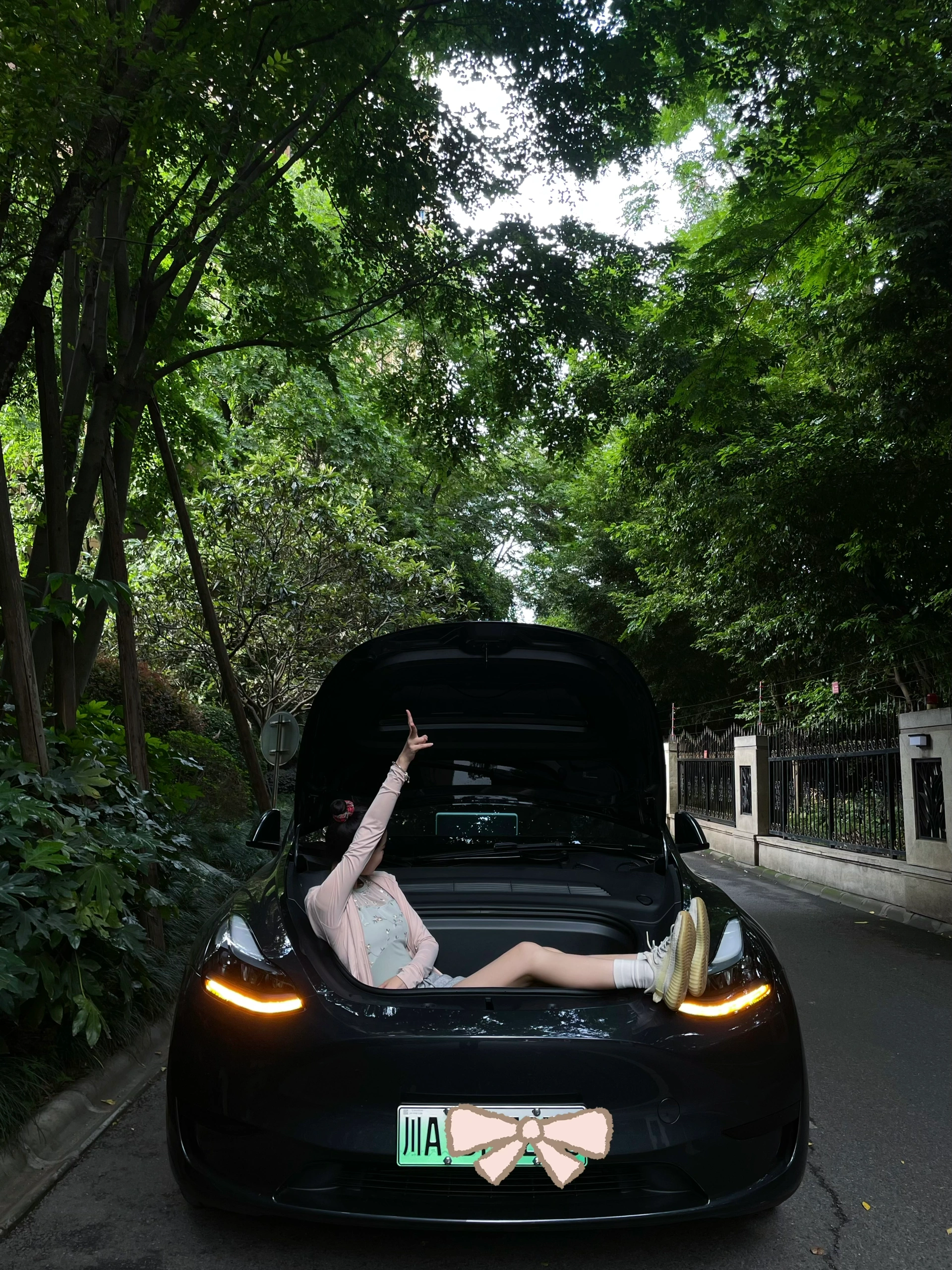 03女大提车特斯拉｜用车真实感受分享 1⃣️外观上：
其实我更喜欢黑色，但今年除了星空灰，其他颜色都要再➕8000k，个人觉得没必要，不如自己去外面贴膜（贴自己喜欢的颜色）不过星空灰越看越喜欢，也很耐看。
	
2⃣️内饰上：
喜欢奔驰内饰的我，一直说不会买特斯拉的毛坯房，结果现在真香了。虽然女孩子都喜欢好看的内饰，但我想说，简简单单的内饰真的会越看越舒服！毛坯房也能慢慢装饰成自己喜欢的样子～
	
3⃣️驾驶感：
拿驾照三年了，平时开车很少，基本都是偶尔开开家里的油车，所以目前设置的都是油车模式，个人觉得是真的很好开，也很安全。
	
4⃣️空间感：
modely比model3空间更大！因为我从小就更喜欢坐suv所以毫不犹豫的选择了y，前后备箱特别能装！后备箱空间超级大，超级适合露营！！
	
5⃣️电费：
和油车相比，真的能省下好多💰！快充三四十分钟充满电也就二三十，一桶油加满要好几百，所以去哪里开车都不会心痛！晚上十一点之后充电会更cheap！一度电才五毛多，记得有一次只花了十多块，家里人都想换成电车了哈哈哈哈
	
6⃣️提车后必需品：
一定有脚垫！自己是去实体店做的全包脚垫（1880💰）既好看又起到了保护耐脏的作用。一定有后备箱垫！怕原车的毛毡材质脏了不好打理，所以选择了皮质的。提车前还入了一大堆东西，结果几乎全退了，只留下了杯口的贴贴（让车内瞬间了很多！不浮夸，还闪闪的，真的很喜欢！）还给logo加上了闪闪的贴贴，视觉感瞬间升级了！
#modely #真实使用感受 #03 #女大学生 #提车 #特斯拉 @花花.