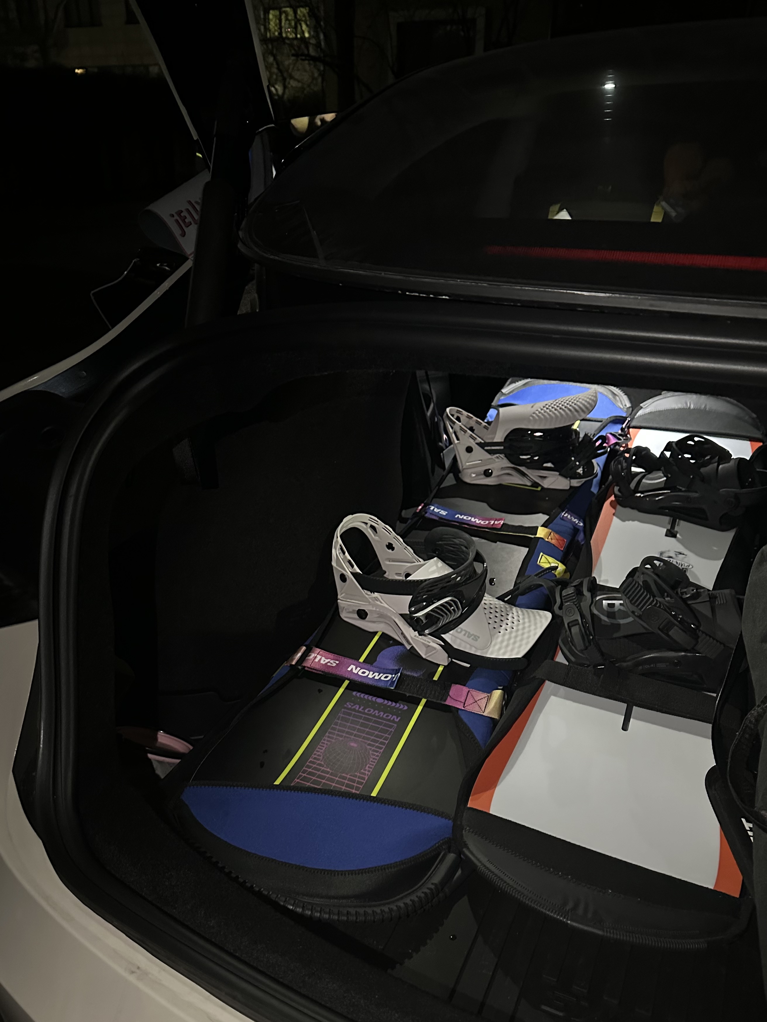 99年女生提特斯拉三个月的真实感受☃️ 99年央企打工+养宠人一枚，和我的特啦美啦相处三个月啦，开了4700+公里后的真实感受🚘✨
	
1.通勤幸福感拉满！💰
工作地点在郊区，每天要往返50公里，以前加油一个月800+，现在充电一次才几十块，简直不要太香！单程电费比坐地铁都便宜！省下的钱给狗狗买零食咯～
	
2.驾驶体验绝了！🚀
一脚电门下去，推背感直接拉满！红绿灯起步秒杀隔壁油车，感觉自己就是街上最靓的仔！而且自动驾驶太适合我这种每天要跑高速的人了，堵车也不怕，轻松又安全～
	
3. 科技感爆棚！⚡️
手机APP远程控制空调、查看电量、定位车辆，冬天再也不怕一进车门钻冰窖子了！感谢方向盘加热，也再也不用带手套车啦！充电的时候还可以看剧刷抖音玩游戏，一点也不无聊！
	
4. 环保又时尚！🌍
开电车真的有种为地球做贡献的感觉，而且特斯拉的颜值超高，贴了奶芙芙的胡椒白膜！老忍不住多看几眼~
	
5. 出行太方便啦🏝
以前觉得远的地方懒得去，现在充电方便且便宜，周末说走就走，带着我的狗狗周边游安排起来！滑雪爱好者开去崇礼比油车省钱多啦！
	
6.带狗出行超方便！🐶
再也不用怕打车被拒载，每个周末都带她出去撒欢，再加上宠物模式，再也不用担心狗狗自己在车里着凉或者闷热，在车里睡得好舒服~
	
#特斯拉  #电车生活 #女生开车 #科技改变生活 #省钱小能手 #用车感受 #换车的尽头是电车 #特别心动的车 #焕新版model3 #是宠物更是家人 @lycheexx