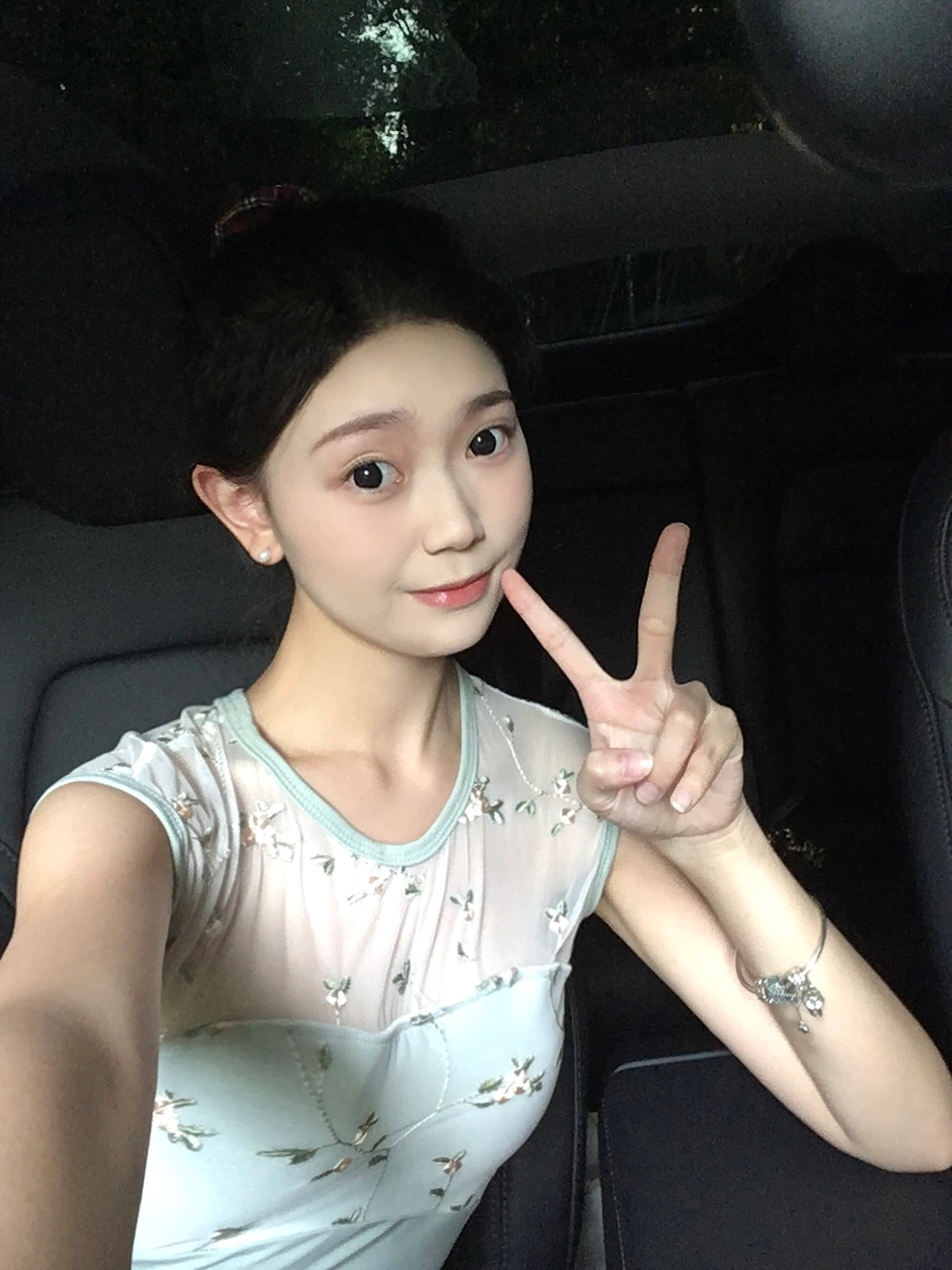 03女大提车特斯拉｜用车真实感受分享 1⃣️外观上：
其实我更喜欢黑色，但今年除了星空灰，其他颜色都要再➕8000k，个人觉得没必要，不如自己去外面贴膜（贴自己喜欢的颜色）不过星空灰越看越喜欢，也很耐看。
	
2⃣️内饰上：
喜欢奔驰内饰的我，一直说不会买特斯拉的毛坯房，结果现在真香了。虽然女孩子都喜欢好看的内饰，但我想说，简简单单的内饰真的会越看越舒服！毛坯房也能慢慢装饰成自己喜欢的样子～
	
3⃣️驾驶感：
拿驾照三年了，平时开车很少，基本都是偶尔开开家里的油车，所以目前设置的都是油车模式，个人觉得是真的很好开，也很安全。
	
4⃣️空间感：
modely比model3空间更大！因为我从小就更喜欢坐suv所以毫不犹豫的选择了y，前后备箱特别能装！后备箱空间超级大，超级适合露营！！
	
5⃣️电费：
和油车相比，真的能省下好多💰！快充三四十分钟充满电也就二三十，一桶油加满要好几百，所以去哪里开车都不会心痛！晚上十一点之后充电会更cheap！一度电才五毛多，记得有一次只花了十多块，家里人都想换成电车了哈哈哈哈
	
6⃣️提车后必需品：
一定有脚垫！自己是去实体店做的全包脚垫（1880💰）既好看又起到了保护耐脏的作用。一定有后备箱垫！怕原车的毛毡材质脏了不好打理，所以选择了皮质的。提车前还入了一大堆东西，结果几乎全退了，只留下了杯口的贴贴（让车内瞬间了很多！不浮夸，还闪闪的，真的很喜欢！）还给logo加上了闪闪的贴贴，视觉感瞬间升级了！
#modely #真实使用感受 #03 #女大学生 #提车 #特斯拉 @花花.