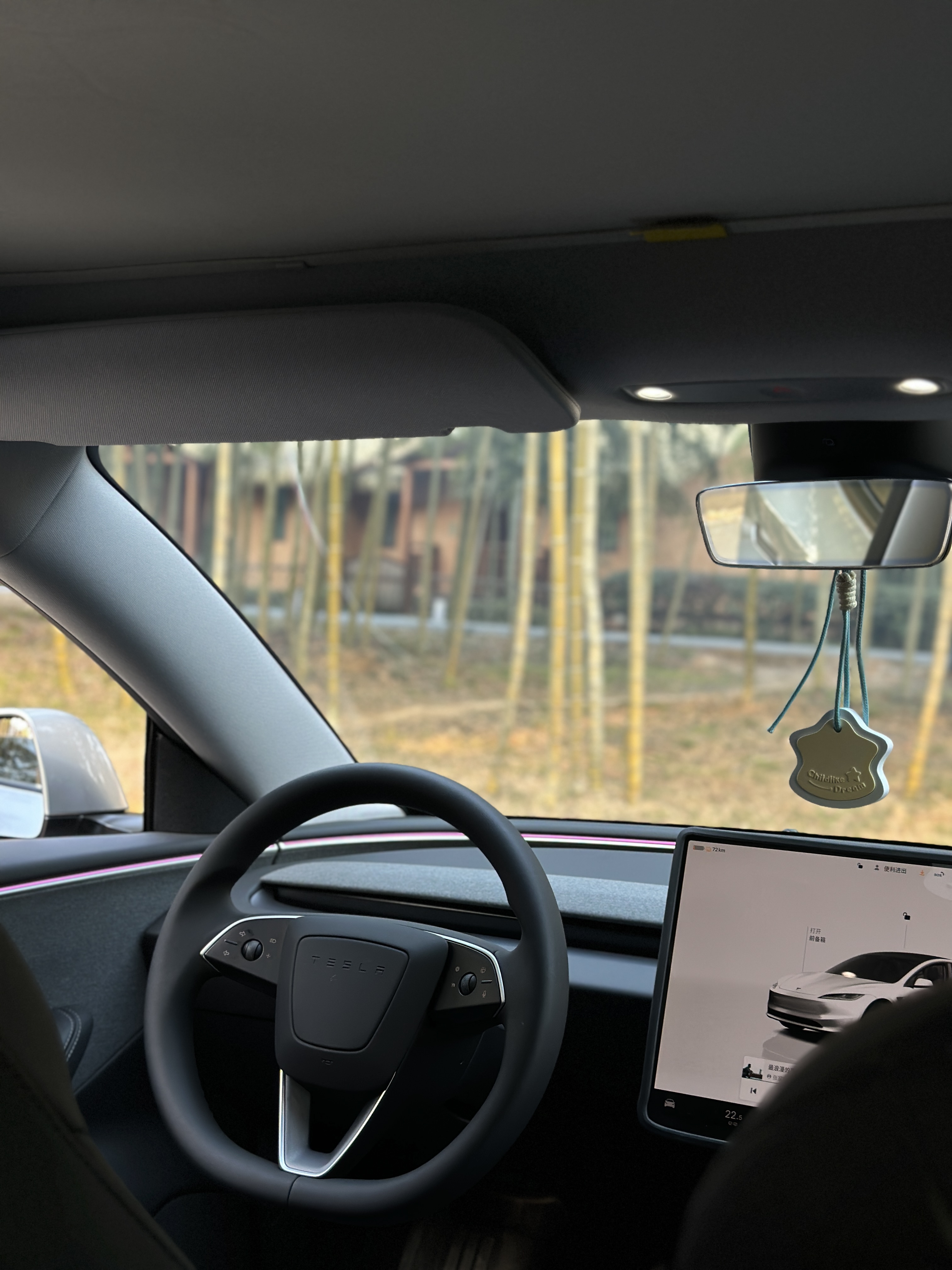 打破刻板印象，女孩子的车🚗也可以很酷‼️ 在大家的刻板印象里
女孩子的车应该是粉粉的
有很多可可爱爱的小内饰
就像我的车，很多人都和我说过像男孩子的车
可能我有一颗酷炫的心吧！
	
今天试驾了妹妹的焕新model3
换挡着实有些不适应
但氛围灯和座椅通风爱了爱了呀
还被种草了倍思特冰帘
比我之前入的更遮光、更降温
采用真双层隔热系统降温
UPF2000+级的防晒力，50倍远超国标，能够有效阻隔红紫外线
简直是夏日女司机必备！
嵌入式卡扣安装特别方便
而且与1:1原车精准贴合
不得不说妹妹有点会选！！
而且妹妹的车更酷炫！
狠狠撩拨我那颗想贴膜的心啊[憨笑]
	
所以女生们，永远不要被定义
喜欢什么就去做
不用在意别人的言语、眼光
做那个闪闪发光的你
做自己的大女主！
#倍思特冰帘 #倍思特斯拉遮阳帘 #特斯拉周边#特斯拉#特斯拉内饰 #特斯拉遮阳帘#特斯拉model3#车内拍照#特斯拉车膜 @viki两千