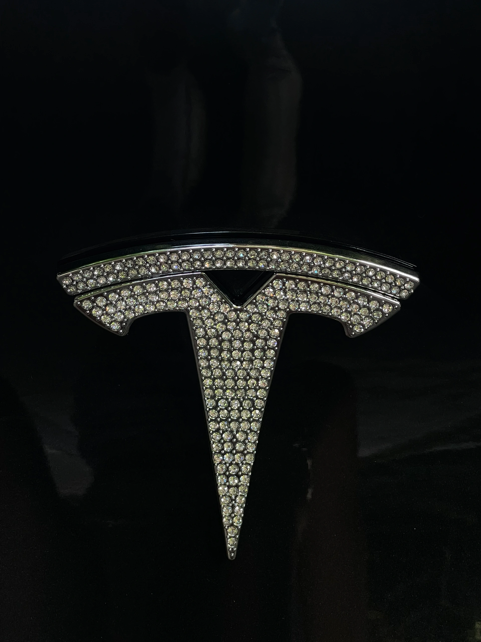 03女大提车特斯拉｜用车真实感受分享 1⃣️外观上：
其实我更喜欢黑色，但今年除了星空灰，其他颜色都要再➕8000k，个人觉得没必要，不如自己去外面贴膜（贴自己喜欢的颜色）不过星空灰越看越喜欢，也很耐看。
	
2⃣️内饰上：
喜欢奔驰内饰的我，一直说不会买特斯拉的毛坯房，结果现在真香了。虽然女孩子都喜欢好看的内饰，但我想说，简简单单的内饰真的会越看越舒服！毛坯房也能慢慢装饰成自己喜欢的样子～
	
3⃣️驾驶感：
拿驾照三年了，平时开车很少，基本都是偶尔开开家里的油车，所以目前设置的都是油车模式，个人觉得是真的很好开，也很安全。
	
4⃣️空间感：
modely比model3空间更大！因为我从小就更喜欢坐suv所以毫不犹豫的选择了y，前后备箱特别能装！后备箱空间超级大，超级适合露营！！
	
5⃣️电费：
和油车相比，真的能省下好多💰！快充三四十分钟充满电也就二三十，一桶油加满要好几百，所以去哪里开车都不会心痛！晚上十一点之后充电会更cheap！一度电才五毛多，记得有一次只花了十多块，家里人都想换成电车了哈哈哈哈
	
6⃣️提车后必需品：
一定有脚垫！自己是去实体店做的全包脚垫（1880💰）既好看又起到了保护耐脏的作用。一定有后备箱垫！怕原车的毛毡材质脏了不好打理，所以选择了皮质的。提车前还入了一大堆东西，结果几乎全退了，只留下了杯口的贴贴（让车内瞬间了很多！不浮夸，还闪闪的，真的很喜欢！）还给logo加上了闪闪的贴贴，视觉感瞬间升级了！
#modely #真实使用感受 #03 #女大学生 #提车 #特斯拉 @花花.