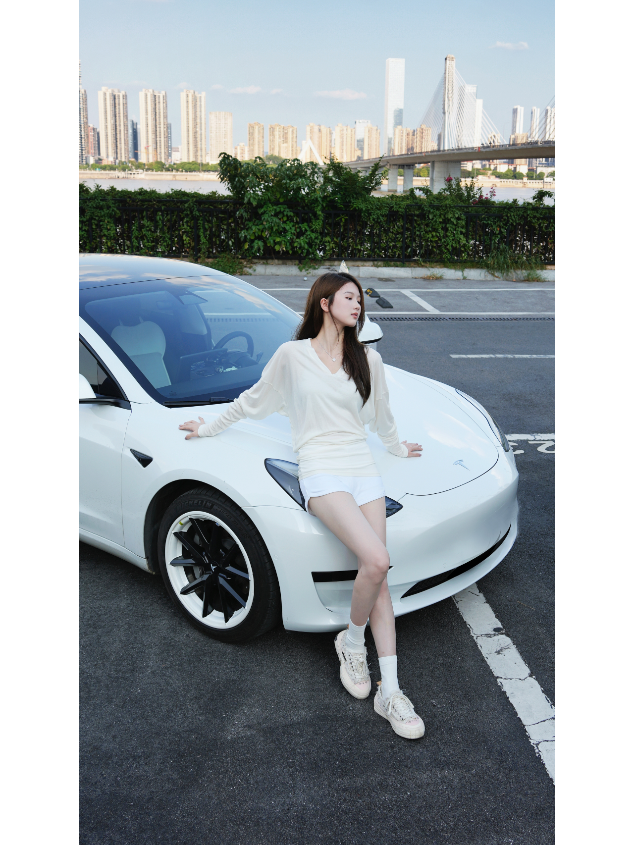 不要慌太阳下山还有月光 #特斯拉  #特别心动的车  #和车拍照  #每日穿搭 @电车猫斗斗