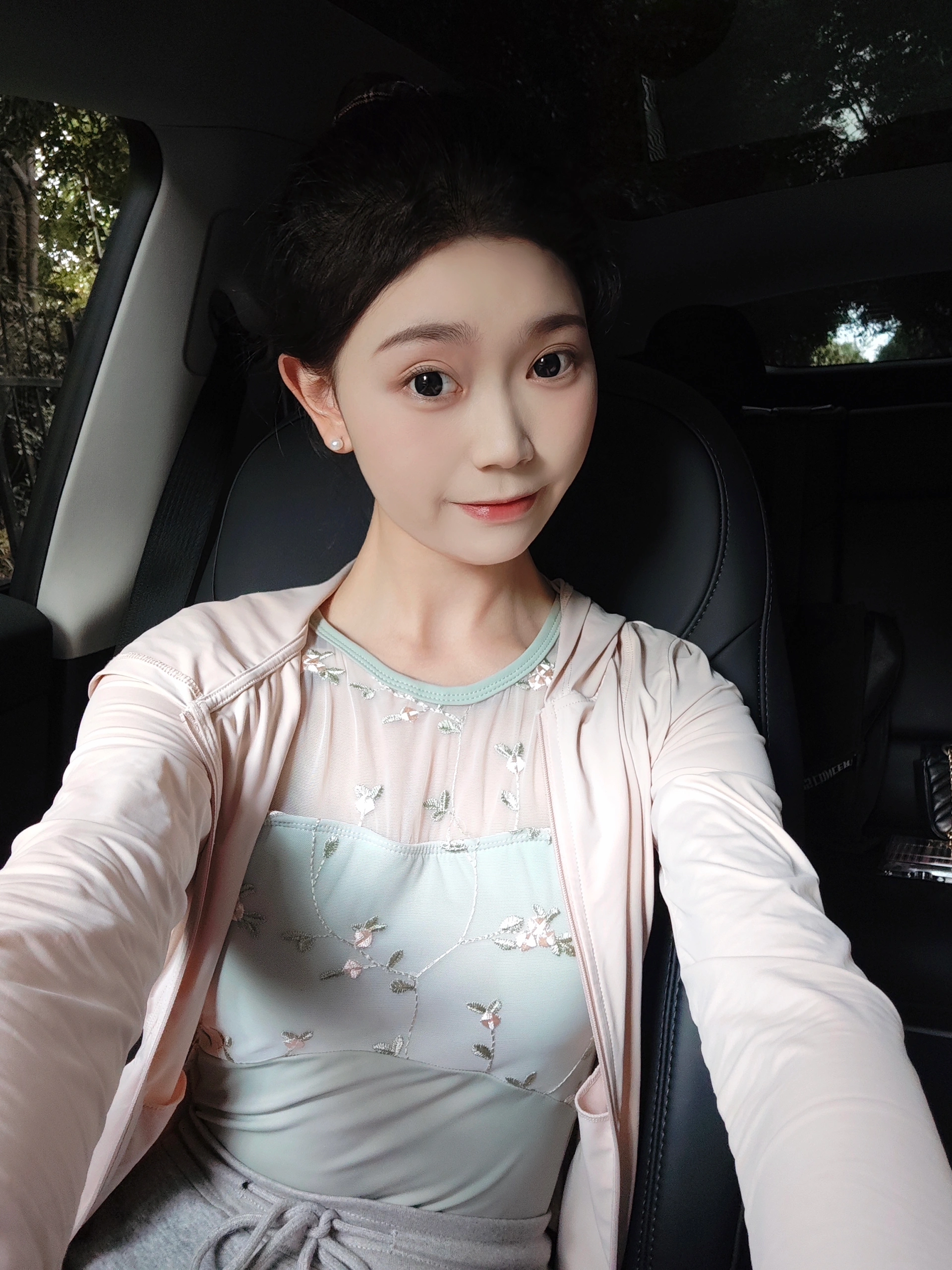 03女大提车特斯拉｜用车真实感受分享 1⃣️外观上：
其实我更喜欢黑色，但今年除了星空灰，其他颜色都要再➕8000k，个人觉得没必要，不如自己去外面贴膜（贴自己喜欢的颜色）不过星空灰越看越喜欢，也很耐看。
	
2⃣️内饰上：
喜欢奔驰内饰的我，一直说不会买特斯拉的毛坯房，结果现在真香了。虽然女孩子都喜欢好看的内饰，但我想说，简简单单的内饰真的会越看越舒服！毛坯房也能慢慢装饰成自己喜欢的样子～
	
3⃣️驾驶感：
拿驾照三年了，平时开车很少，基本都是偶尔开开家里的油车，所以目前设置的都是油车模式，个人觉得是真的很好开，也很安全。
	
4⃣️空间感：
modely比model3空间更大！因为我从小就更喜欢坐suv所以毫不犹豫的选择了y，前后备箱特别能装！后备箱空间超级大，超级适合露营！！
	
5⃣️电费：
和油车相比，真的能省下好多💰！快充三四十分钟充满电也就二三十，一桶油加满要好几百，所以去哪里开车都不会心痛！晚上十一点之后充电会更cheap！一度电才五毛多，记得有一次只花了十多块，家里人都想换成电车了哈哈哈哈
	
6⃣️提车后必需品：
一定有脚垫！自己是去实体店做的全包脚垫（1880💰）既好看又起到了保护耐脏的作用。一定有后备箱垫！怕原车的毛毡材质脏了不好打理，所以选择了皮质的。提车前还入了一大堆东西，结果几乎全退了，只留下了杯口的贴贴（让车内瞬间了很多！不浮夸，还闪闪的，真的很喜欢！）还给logo加上了闪闪的贴贴，视觉感瞬间升级了！
#modely #真实使用感受 #03 #女大学生 #提车 #特斯拉 @花花.