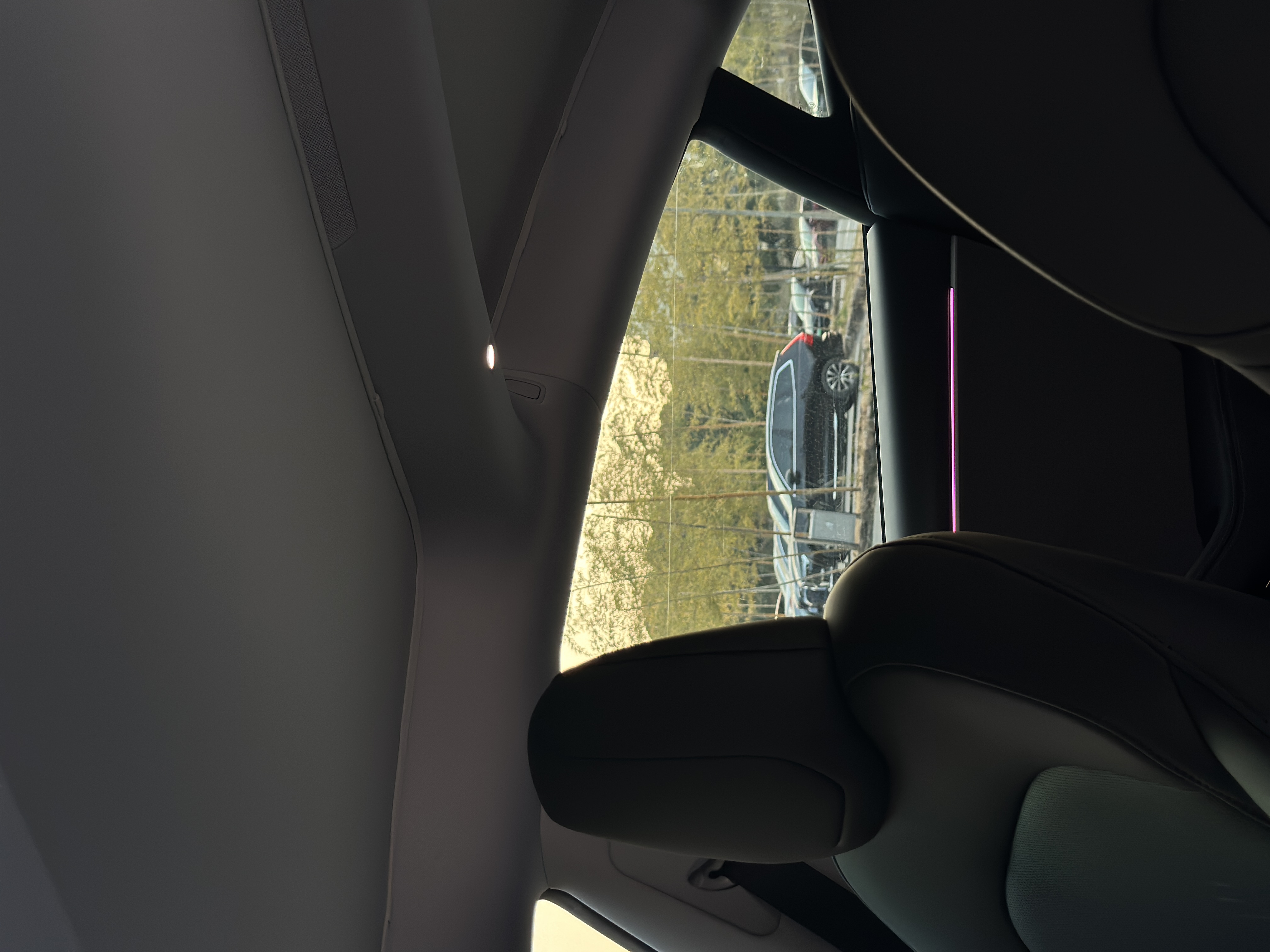 打破刻板印象，女孩子的车🚗也可以很酷‼️ 在大家的刻板印象里
女孩子的车应该是粉粉的
有很多可可爱爱的小内饰
就像我的车，很多人都和我说过像男孩子的车
可能我有一颗酷炫的心吧！
	
今天试驾了妹妹的焕新model3
换挡着实有些不适应
但氛围灯和座椅通风爱了爱了呀
还被种草了倍思特冰帘
比我之前入的更遮光、更降温
采用真双层隔热系统降温
UPF2000+级的防晒力，50倍远超国标，能够有效阻隔红紫外线
简直是夏日女司机必备！
嵌入式卡扣安装特别方便
而且与1:1原车精准贴合
不得不说妹妹有点会选！！
而且妹妹的车更酷炫！
狠狠撩拨我那颗想贴膜的心啊[憨笑]
	
所以女生们，永远不要被定义
喜欢什么就去做
不用在意别人的言语、眼光
做那个闪闪发光的你
做自己的大女主！
#倍思特冰帘 #倍思特斯拉遮阳帘 #特斯拉周边#特斯拉#特斯拉内饰 #特斯拉遮阳帘#特斯拉model3#车内拍照#特斯拉车膜 @viki两千