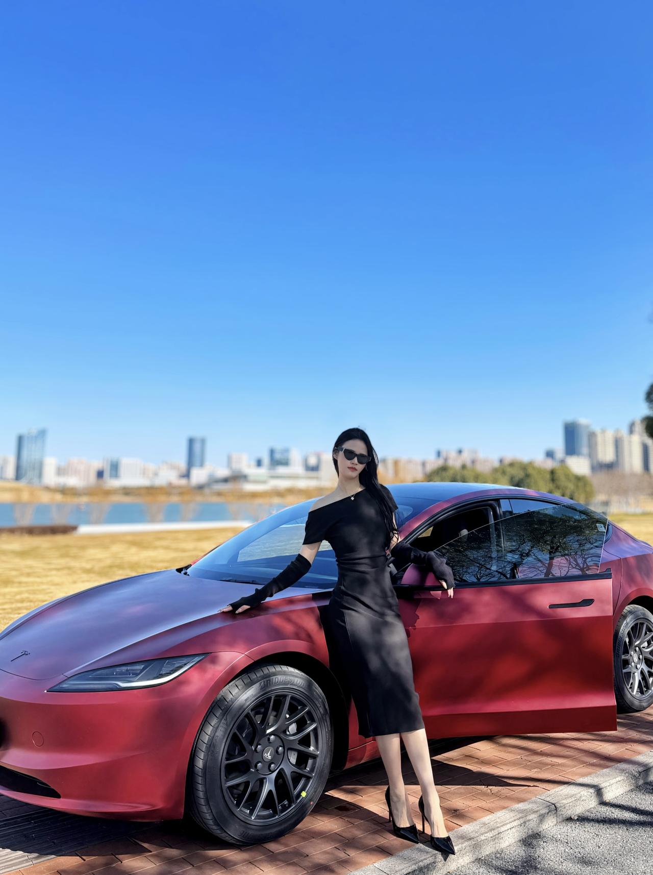 特斯拉丨女车主第一次改色经验全总结 图二图三——❤️新车纪念照
图四图五——🚗购车全流程
图六——🚘改色全流程
图七——💰所有消费清单和金额
图八图九——🟥自然光线下live图
图十——🌹强烈推荐的车前箱仪式感布置
Ps:用了几天的智驾(赠送的一个月),使用感很好,在纠结要不要多花这3w+
#适合女孩子的车 #model3 #汽车改色贴膜 @有效字符小女孩