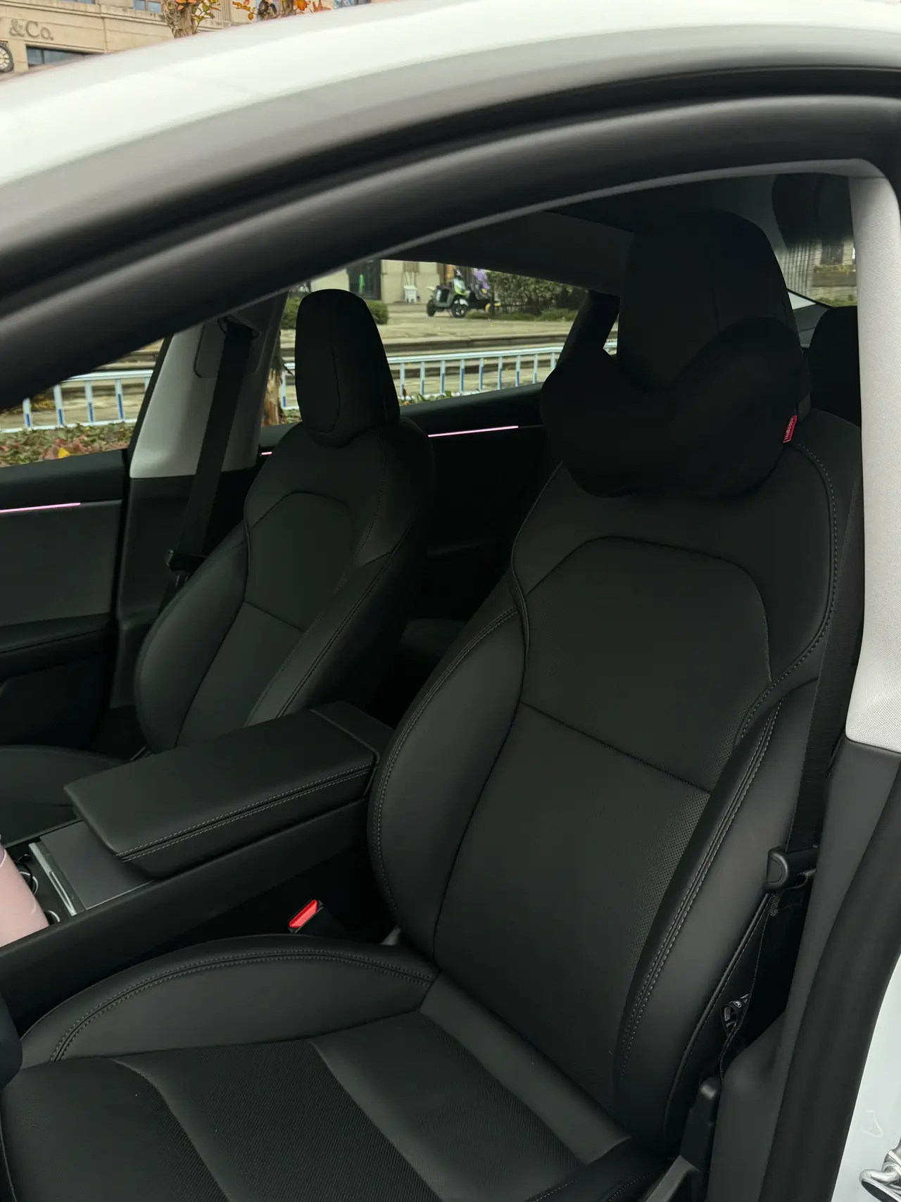 特斯拉女车主提车四个月啦🚗 ✨2024年9月份提车 裸车价23.19w➕8000车漆 保险8k 延保7k 置换补贴1w5
✨开了2000➕公里 几乎每次都是去特斯拉超冲充电 一个月三次左右 表显续航依旧是438✌🏻
✨喜欢毛坯内饰 所以只购入了必备的头枕 脚垫 中控储物盒和香薰
纠结了好多头枕最后选了这个 好看又舒服 可以刚刚好把脑袋拖起来 本颈椎病星人找到了救星🥺
✨屏幕换挡和按键转向灯习惯之后真的一点也不鸡肋 姐妹们一开始不适应的话可以在转向灯那边贴一个立体贴纸 这样就非常好区分啦!
#车内必备好物 #我的车真好看 #特斯拉 #特斯拉model3 #特别心动的车 @不算楠