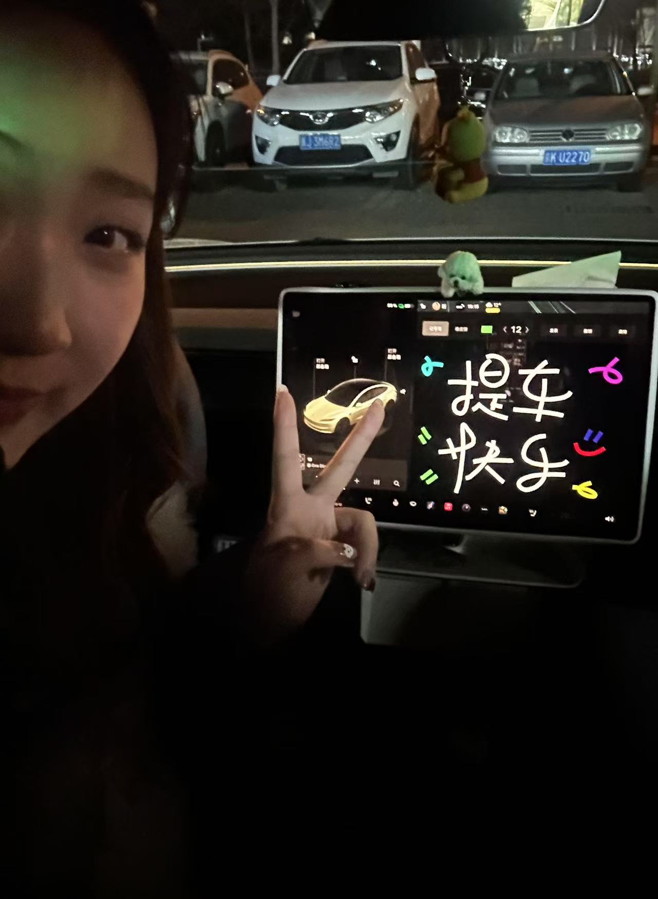 99年女生提特斯拉三个月的真实感受☃️ 99年央企打工+养宠人一枚，和我的特啦美啦相处三个月啦，开了4700+公里后的真实感受🚘✨
	
1.通勤幸福感拉满！💰
工作地点在郊区，每天要往返50公里，以前加油一个月800+，现在充电一次才几十块，简直不要太香！单程电费比坐地铁都便宜！省下的钱给狗狗买零食咯～
	
2.驾驶体验绝了！🚀
一脚电门下去，推背感直接拉满！红绿灯起步秒杀隔壁油车，感觉自己就是街上最靓的仔！而且自动驾驶太适合我这种每天要跑高速的人了，堵车也不怕，轻松又安全～
	
3. 科技感爆棚！⚡️
手机APP远程控制空调、查看电量、定位车辆，冬天再也不怕一进车门钻冰窖子了！感谢方向盘加热，也再也不用带手套车啦！充电的时候还可以看剧刷抖音玩游戏，一点也不无聊！
	
4. 环保又时尚！🌍
开电车真的有种为地球做贡献的感觉，而且特斯拉的颜值超高，贴了奶芙芙的胡椒白膜！老忍不住多看几眼~
	
5. 出行太方便啦🏝
以前觉得远的地方懒得去，现在充电方便且便宜，周末说走就走，带着我的狗狗周边游安排起来！滑雪爱好者开去崇礼比油车省钱多啦！
	
6.带狗出行超方便！🐶
再也不用怕打车被拒载，每个周末都带她出去撒欢，再加上宠物模式，再也不用担心狗狗自己在车里着凉或者闷热，在车里睡得好舒服~
	
#特斯拉  #电车生活 #女生开车 #科技改变生活 #省钱小能手 #用车感受 #换车的尽头是电车 #特别心动的车 #焕新版model3 #是宠物更是家人 @lycheexx