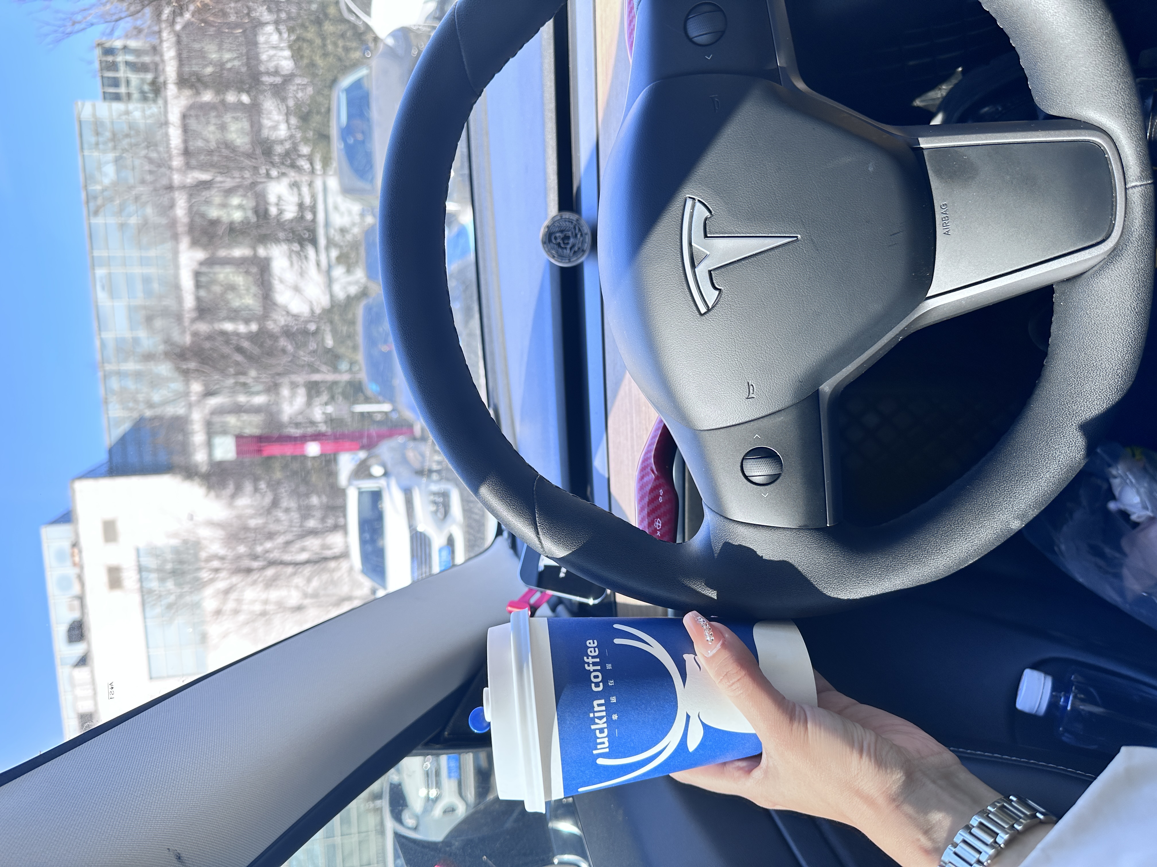 女孩子开车该有的仪式感 每天一杯咖啡续命
喜欢的香奈儿迪奥口红
还有本命香水
手握方向盘的女车主一定要要有仪式
#特斯拉 #沉浸式开车 #手握方向盘的女孩 #女生车里有什么 #车载好物 #氛围感车内饰 #车内必备好物 @朵朵的Tesla