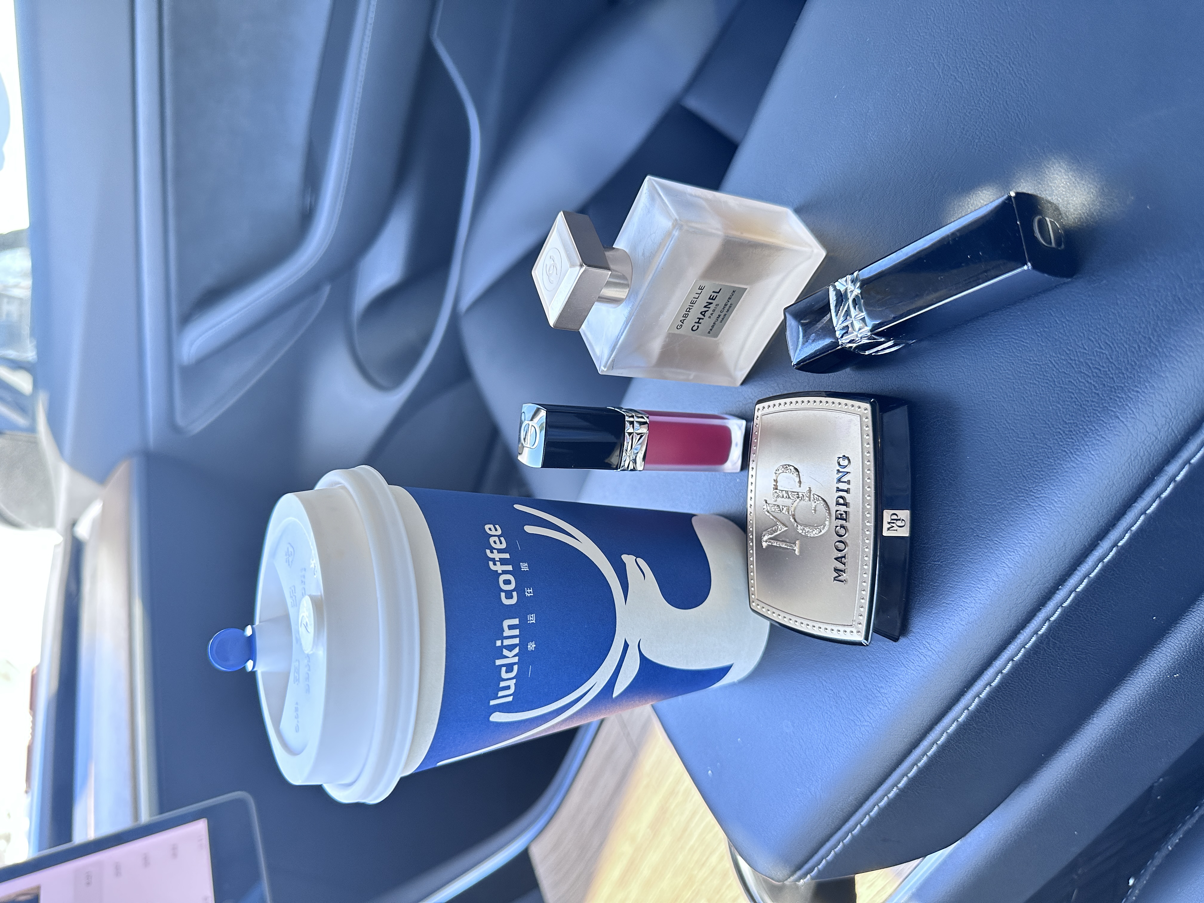 女孩子开车该有的仪式感 每天一杯咖啡续命
喜欢的香奈儿迪奥口红
还有本命香水
手握方向盘的女车主一定要要有仪式
#特斯拉 #沉浸式开车 #手握方向盘的女孩 #女生车里有什么 #车载好物 #氛围感车内饰 #车内必备好物 @朵朵的Tesla