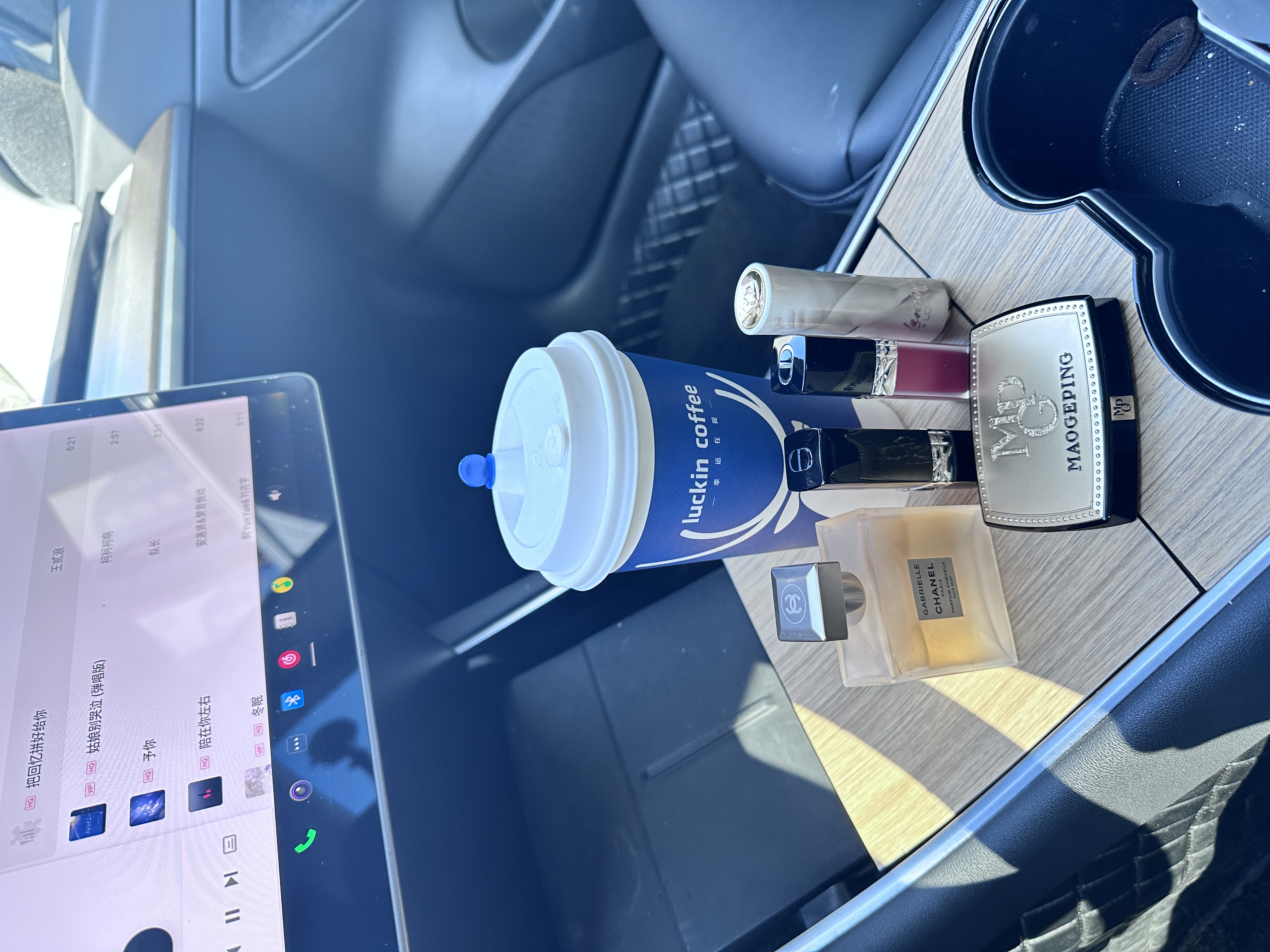 女孩子开车该有的仪式感 每天一杯咖啡续命
喜欢的香奈儿迪奥口红
还有本命香水
手握方向盘的女车主一定要要有仪式
#特斯拉 #沉浸式开车 #手握方向盘的女孩 #女生车里有什么 #车载好物 #氛围感车内饰 #车内必备好物 @朵朵的Tesla