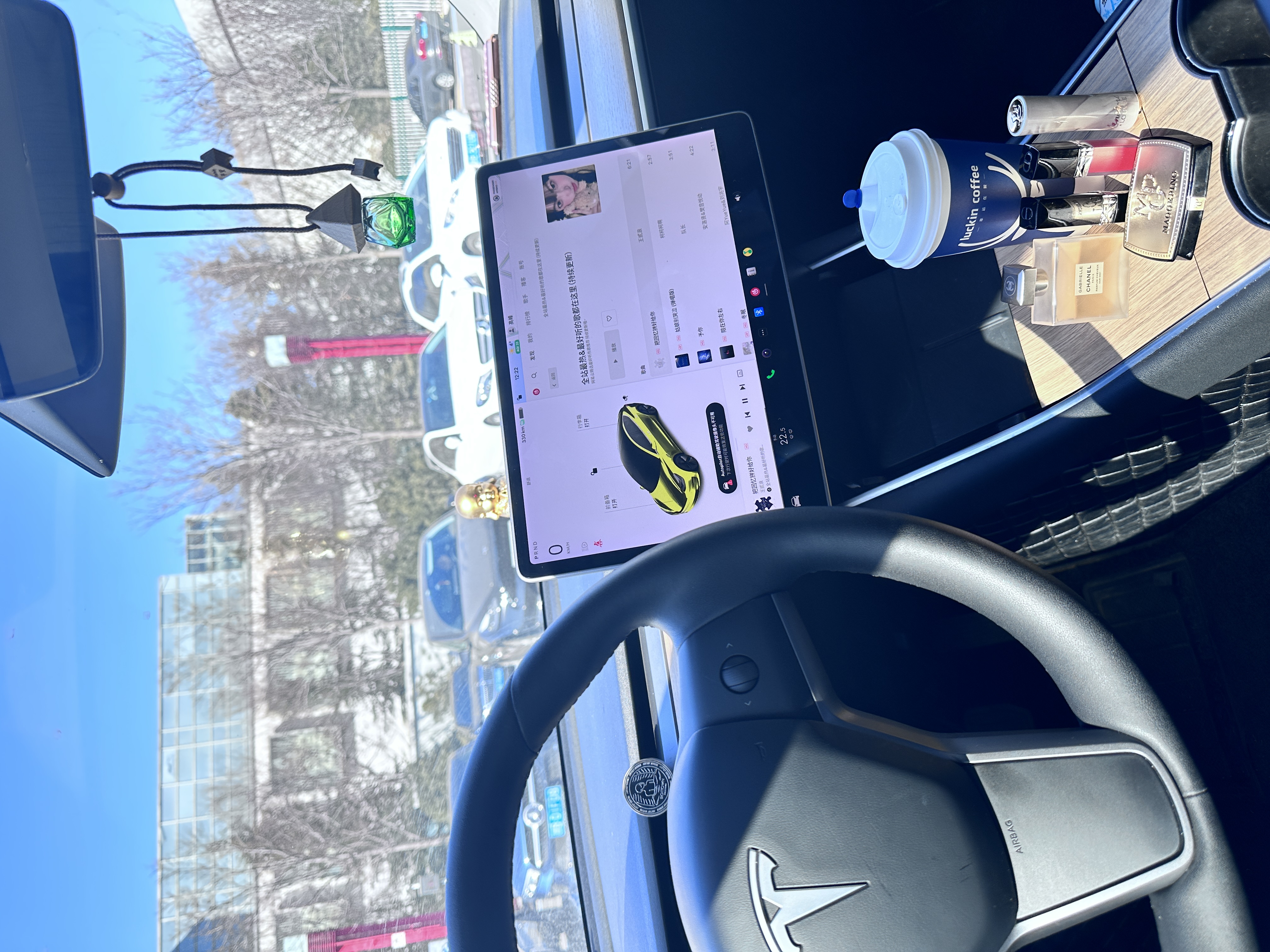 女孩子开车该有的仪式感 每天一杯咖啡续命
喜欢的香奈儿迪奥口红
还有本命香水
手握方向盘的女车主一定要要有仪式
#特斯拉 #沉浸式开车 #手握方向盘的女孩 #女生车里有什么 #车载好物 #氛围感车内饰 #车内必备好物 @朵朵的Tesla