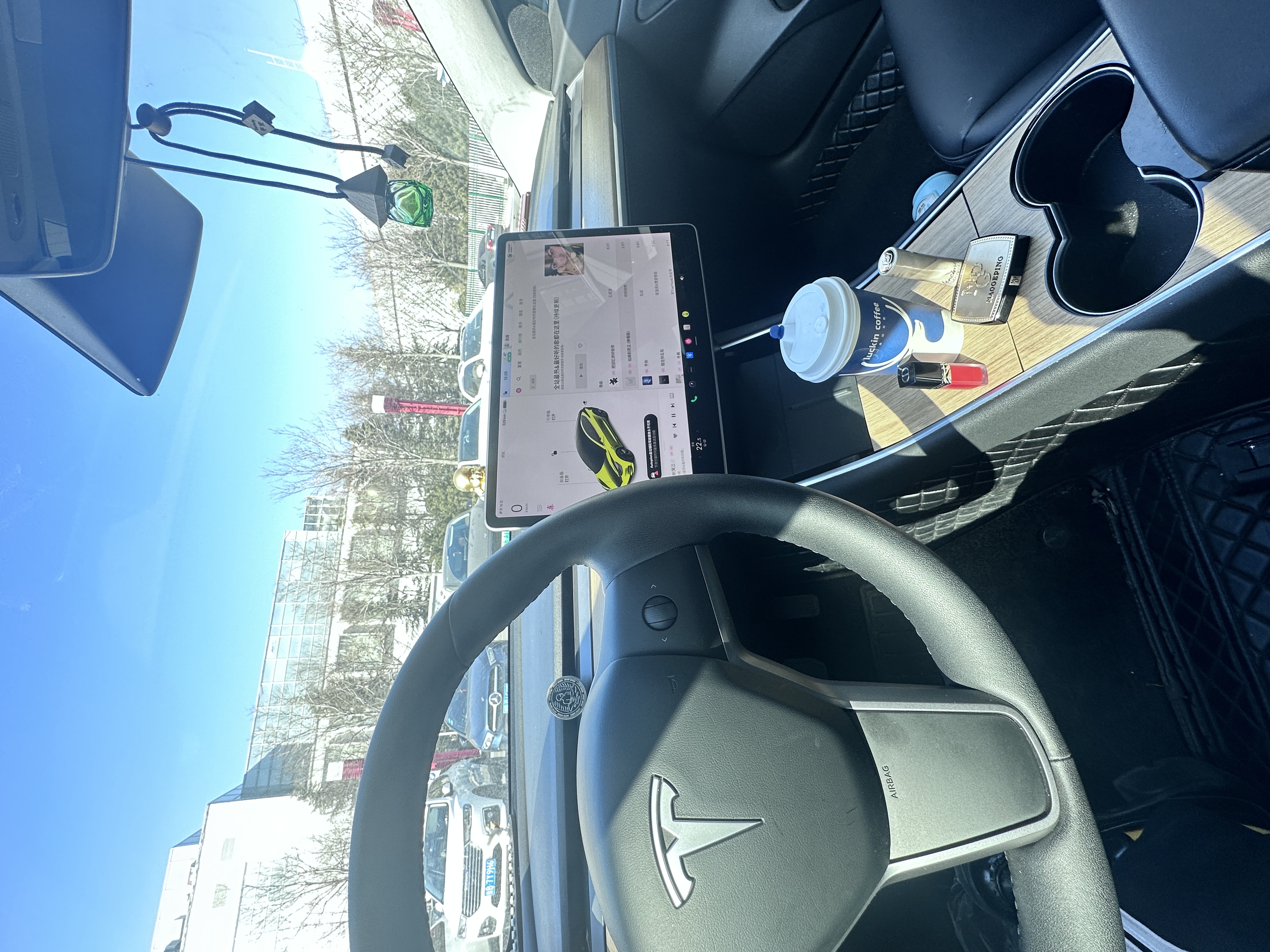 女孩子开车该有的仪式感 每天一杯咖啡续命
喜欢的香奈儿迪奥口红
还有本命香水
手握方向盘的女车主一定要要有仪式
#特斯拉 #沉浸式开车 #手握方向盘的女孩 #女生车里有什么 #车载好物 #氛围感车内饰 #车内必备好物 @朵朵的Tesla