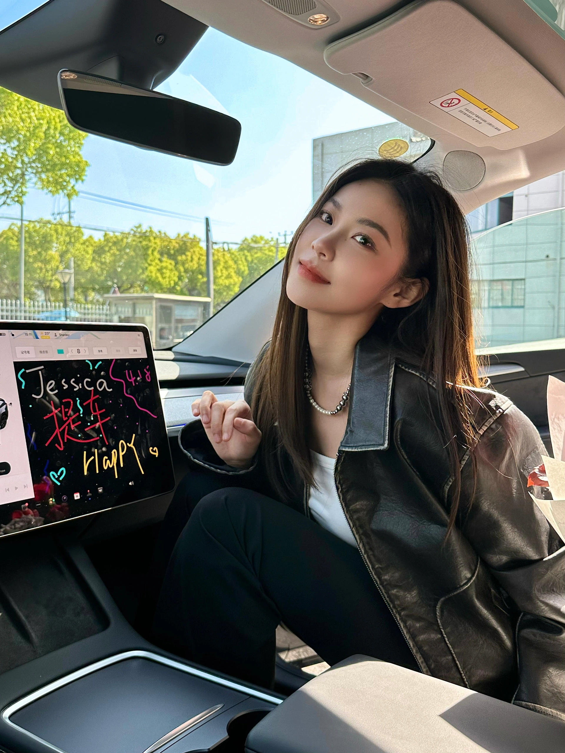 喜提大玩具🚗 成为毛豆歪车主的第一天
提车小姐姐人超nice一直帮我各种找角度拍好看的照片🥹
希望过两天能选到心仪的号码！
	
#提车日记 #特斯拉 #Ootd @VCjessica