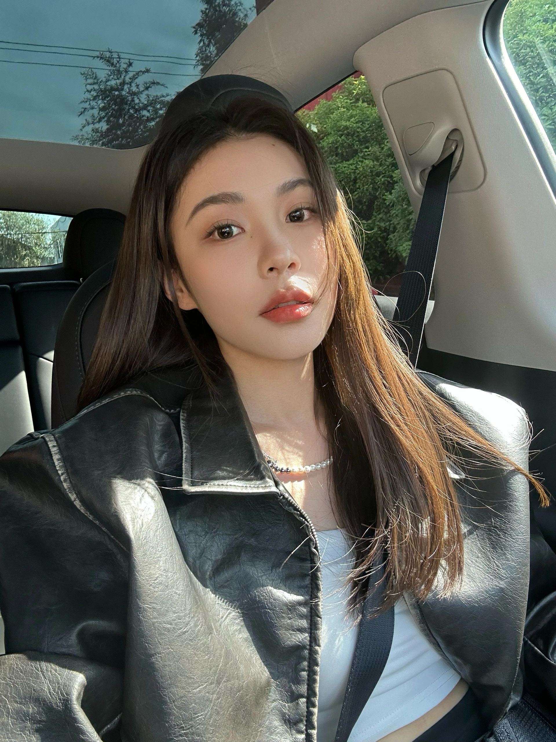 喜提大玩具🚗 成为毛豆歪车主的第一天
提车小姐姐人超nice一直帮我各种找角度拍好看的照片🥹
希望过两天能选到心仪的号码！
	
#提车日记 #特斯拉 #Ootd @VCjessica