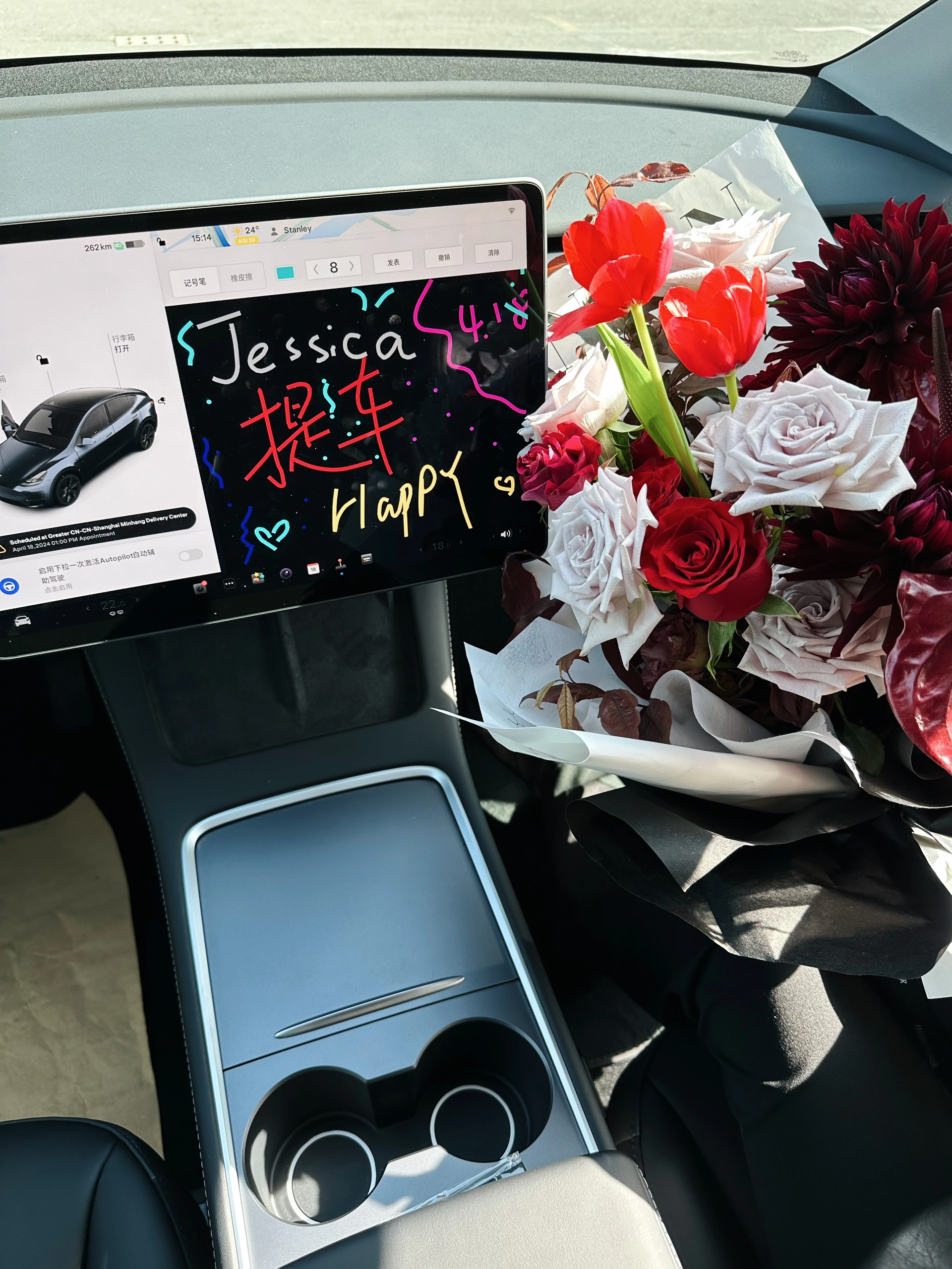 喜提大玩具🚗 成为毛豆歪车主的第一天
提车小姐姐人超nice一直帮我各种找角度拍好看的照片🥹
希望过两天能选到心仪的号码！
	
#提车日记 #特斯拉 #Ootd @VCjessica