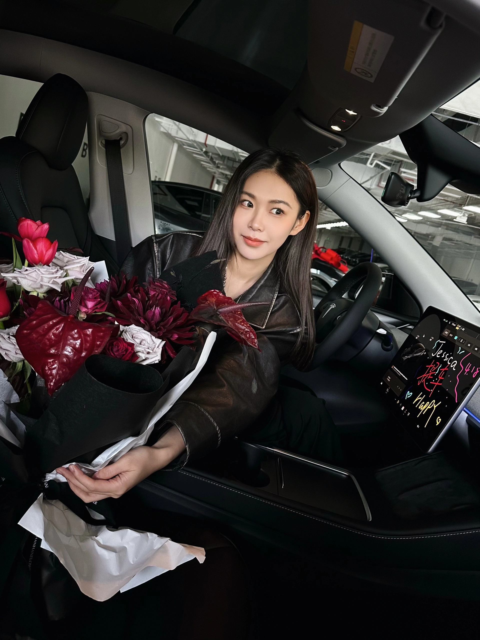 喜提大玩具🚗 成为毛豆歪车主的第一天
提车小姐姐人超nice一直帮我各种找角度拍好看的照片🥹
希望过两天能选到心仪的号码！
	
#提车日记 #特斯拉 #Ootd @VCjessica