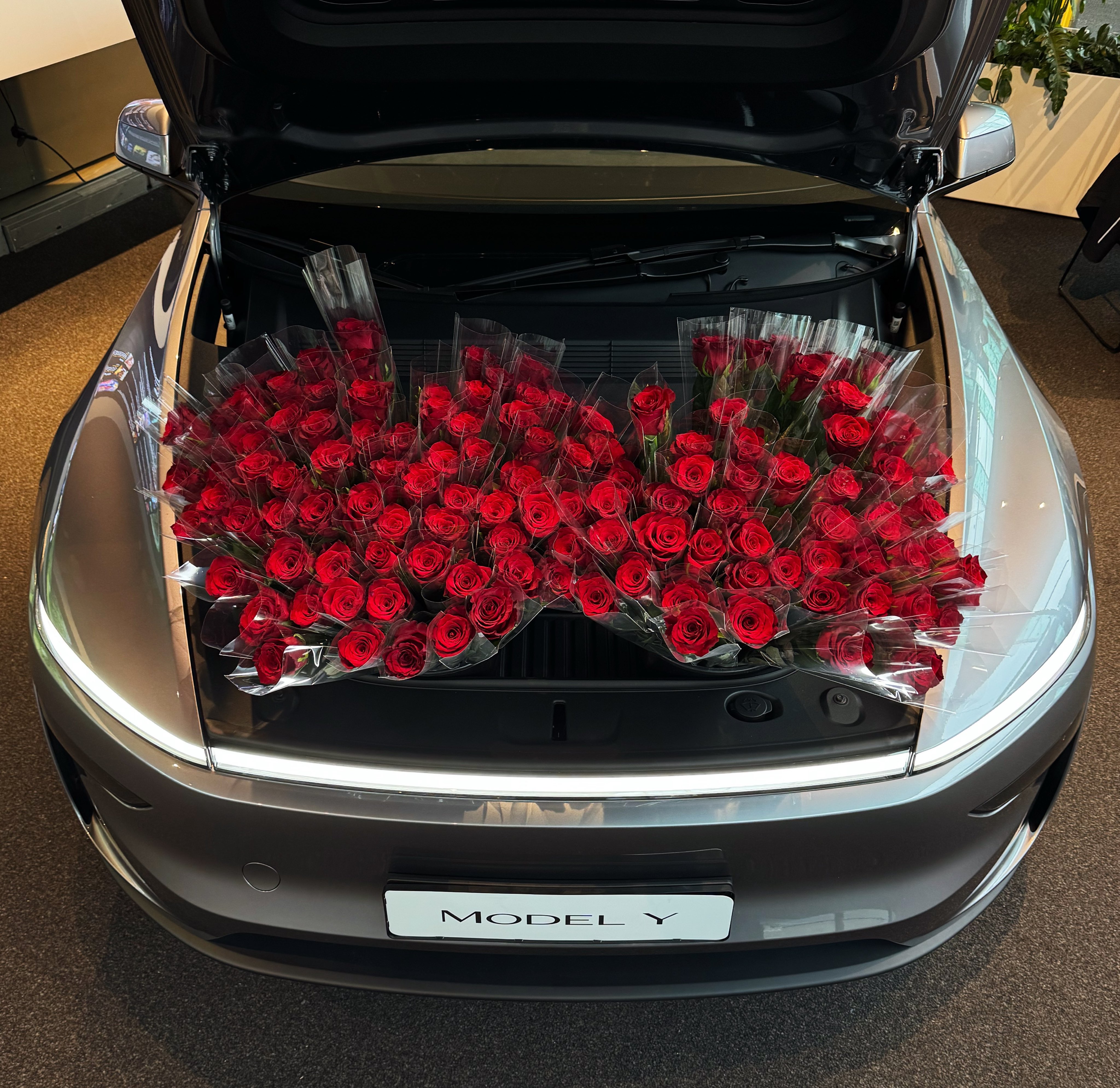 来自特斯拉前备箱独有的节日仪式感[玫瑰R] @特斯拉