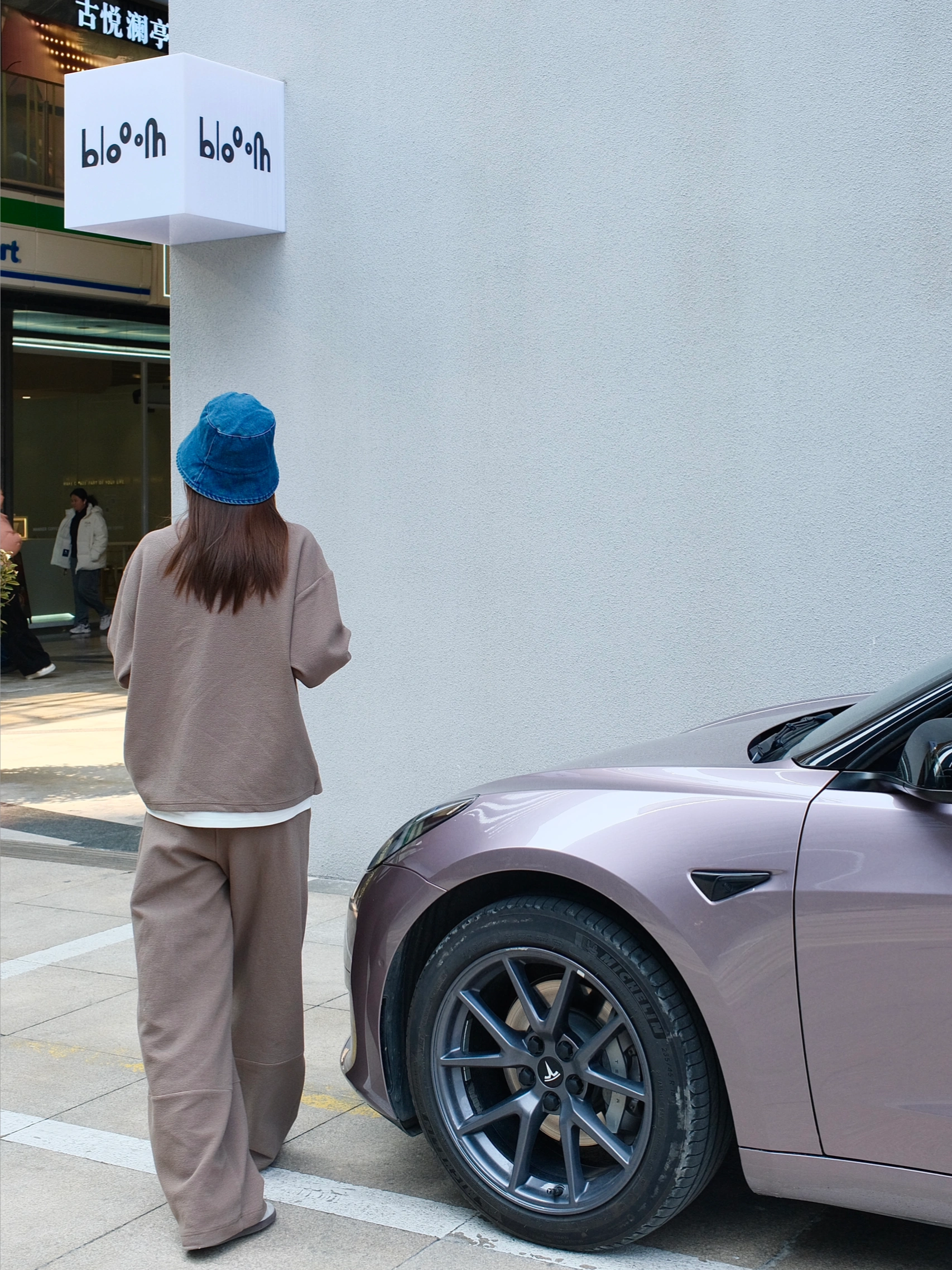 特斯拉改色成功♡是春夏疯狂心动的冰莓粉！！ 提车马上两年 终于狠狠心改色啦！
选了一眼就超级心动的冰莓粉💕
自然光下的实物是低饱和度的粉色（有一丢丢紫调
	
第一次改色还是蛮慎重的
所以直接贴了TPU改色车衣 真漆质感 还能防刮蹭 有划痕据说也能自修复
改完感觉像又提了辆新车一样🥹
而且施工师傅细节也都做得很仔细
	
选择留了悬浮顶 整体看起来更酷一些
这个颜色比黑色还耐脏很多!
很适合我这种懒得出门洗车的猪猪女孩
	
第一次贴改色膜真的好满意！！
忍不住拍了几千张吧也就
	
#特斯拉 #特斯拉model3 #特斯拉改色 #车衣 #特斯拉改装 #特斯拉贴膜 #汽车改色贴膜 #我的日常 #与Tesla的精彩瞬间  #适合女孩子的车  #膜小二TPU改色车衣 #膜小二冰莓粉 @汽车薯 @佳佳Jzyyyy