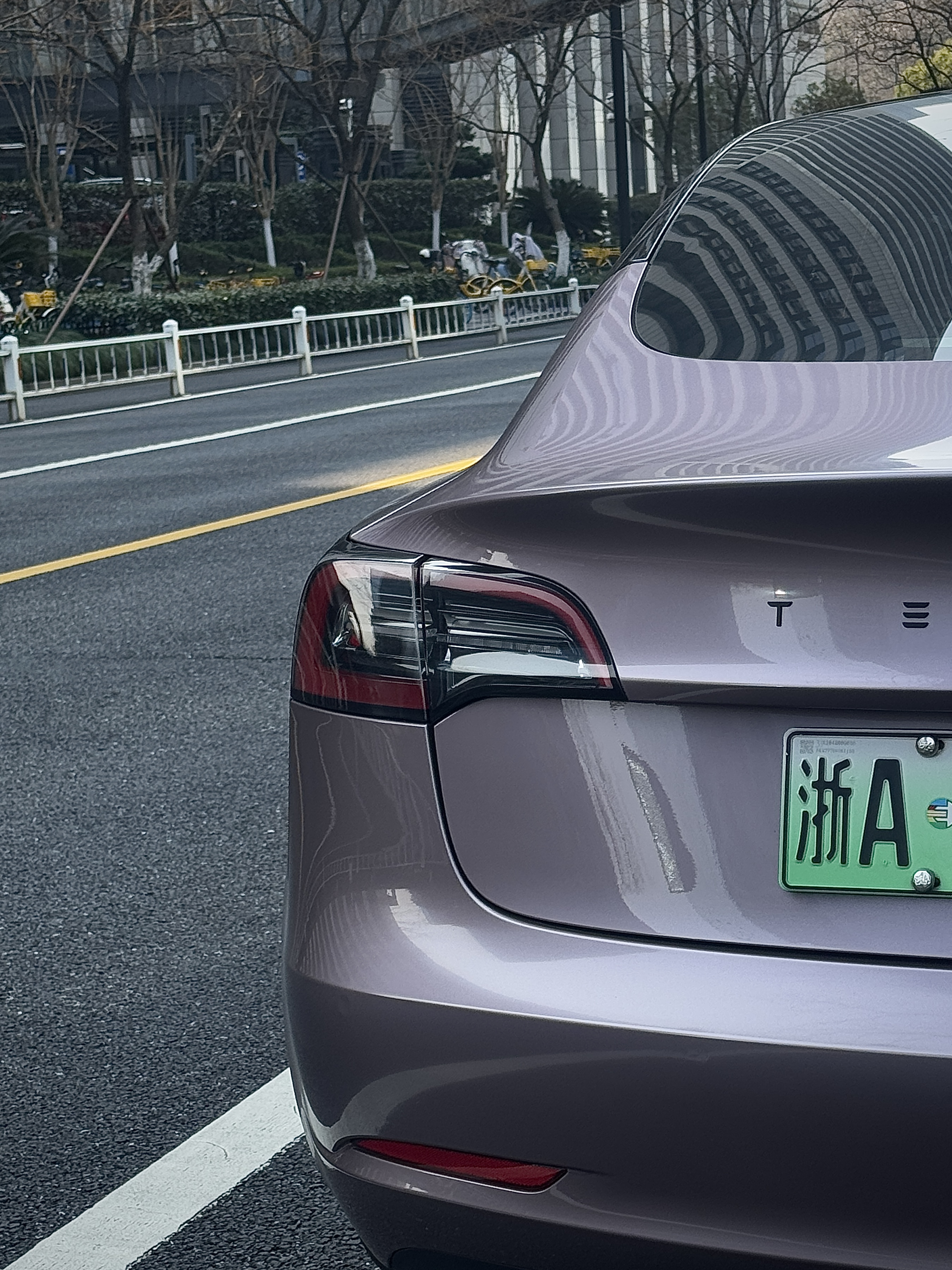 特斯拉改色成功♡是春夏疯狂心动的冰莓粉！！ 提车马上两年 终于狠狠心改色啦！
选了一眼就超级心动的冰莓粉💕
自然光下的实物是低饱和度的粉色（有一丢丢紫调
	
第一次改色还是蛮慎重的
所以直接贴了TPU改色车衣 真漆质感 还能防刮蹭 有划痕据说也能自修复
改完感觉像又提了辆新车一样🥹
而且施工师傅细节也都做得很仔细
	
选择留了悬浮顶 整体看起来更酷一些
这个颜色比黑色还耐脏很多!
很适合我这种懒得出门洗车的猪猪女孩
	
第一次贴改色膜真的好满意！！
忍不住拍了几千张吧也就
	
#特斯拉 #特斯拉model3 #特斯拉改色 #车衣 #特斯拉改装 #特斯拉贴膜 #汽车改色贴膜 #我的日常 #与Tesla的精彩瞬间  #适合女孩子的车  #膜小二TPU改色车衣 #膜小二冰莓粉 @汽车薯 @佳佳Jzyyyy