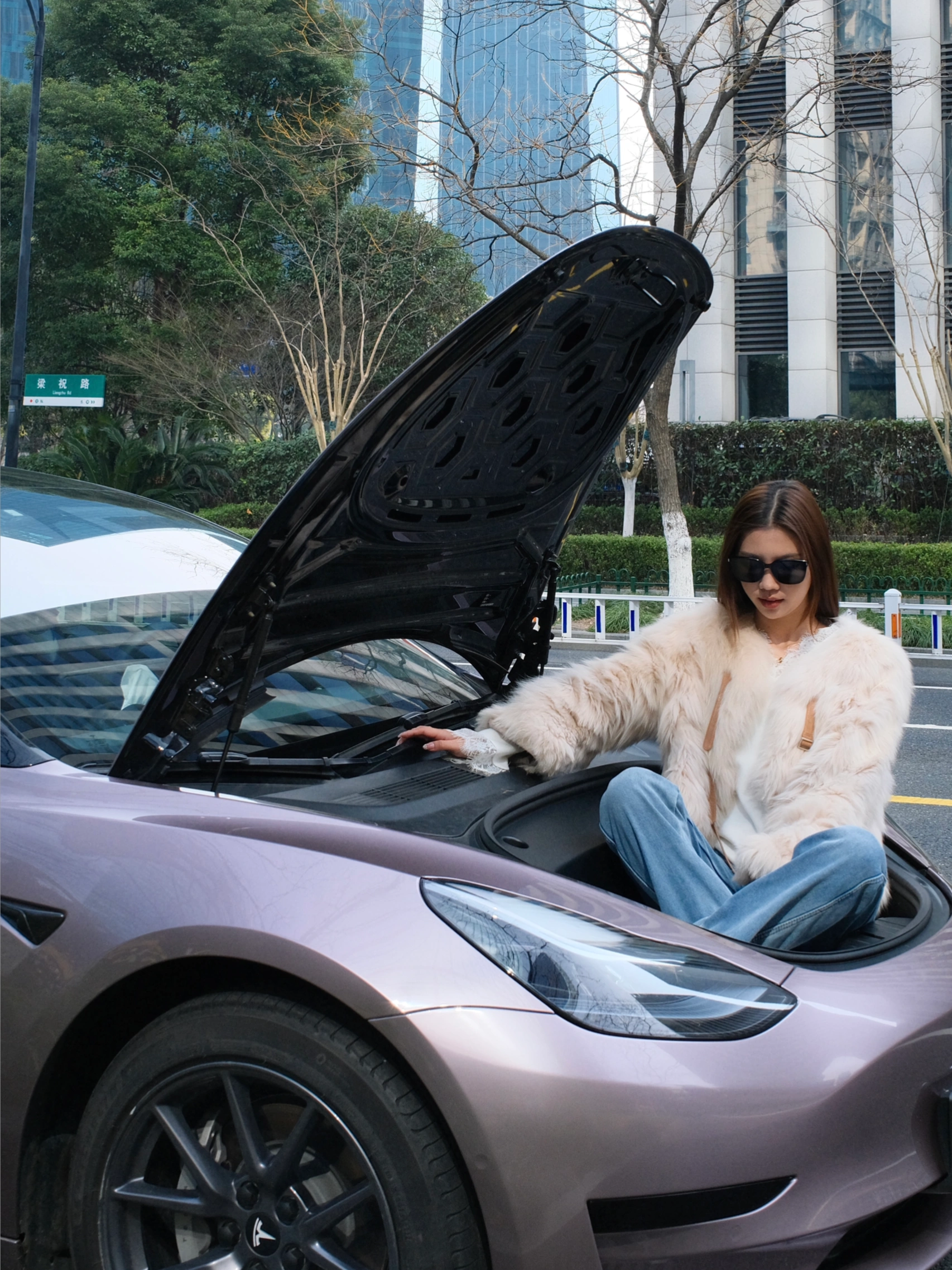 特斯拉改色成功♡是春夏疯狂心动的冰莓粉！！ 提车马上两年 终于狠狠心改色啦！
选了一眼就超级心动的冰莓粉💕
自然光下的实物是低饱和度的粉色（有一丢丢紫调
	
第一次改色还是蛮慎重的
所以直接贴了TPU改色车衣 真漆质感 还能防刮蹭 有划痕据说也能自修复
改完感觉像又提了辆新车一样🥹
而且施工师傅细节也都做得很仔细
	
选择留了悬浮顶 整体看起来更酷一些
这个颜色比黑色还耐脏很多!
很适合我这种懒得出门洗车的猪猪女孩
	
第一次贴改色膜真的好满意！！
忍不住拍了几千张吧也就
	
#特斯拉 #特斯拉model3 #特斯拉改色 #车衣 #特斯拉改装 #特斯拉贴膜 #汽车改色贴膜 #我的日常 #与Tesla的精彩瞬间  #适合女孩子的车  #膜小二TPU改色车衣 #膜小二冰莓粉 @汽车薯 @佳佳Jzyyyy