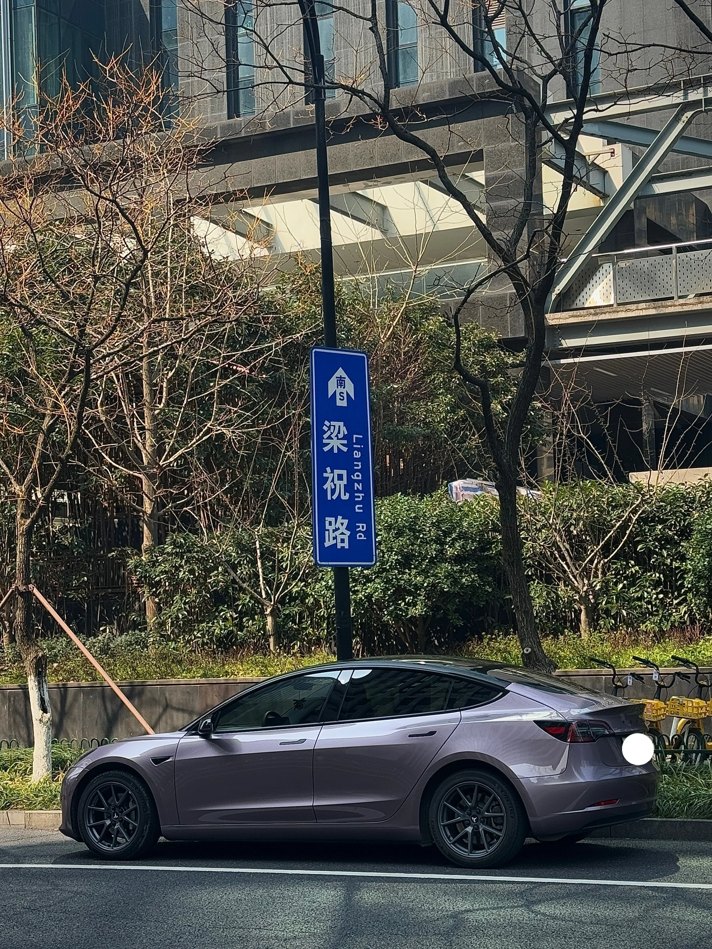 特斯拉改色成功♡是春夏疯狂心动的冰莓粉！！ 提车马上两年 终于狠狠心改色啦！
选了一眼就超级心动的冰莓粉💕
自然光下的实物是低饱和度的粉色（有一丢丢紫调
	
第一次改色还是蛮慎重的
所以直接贴了TPU改色车衣 真漆质感 还能防刮蹭 有划痕据说也能自修复
改完感觉像又提了辆新车一样🥹
而且施工师傅细节也都做得很仔细
	
选择留了悬浮顶 整体看起来更酷一些
这个颜色比黑色还耐脏很多!
很适合我这种懒得出门洗车的猪猪女孩
	
第一次贴改色膜真的好满意！！
忍不住拍了几千张吧也就
	
#特斯拉 #特斯拉model3 #特斯拉改色 #车衣 #特斯拉改装 #特斯拉贴膜 #汽车改色贴膜 #我的日常 #与Tesla的精彩瞬间  #适合女孩子的车  #膜小二TPU改色车衣 #膜小二冰莓粉 @汽车薯 @佳佳Jzyyyy