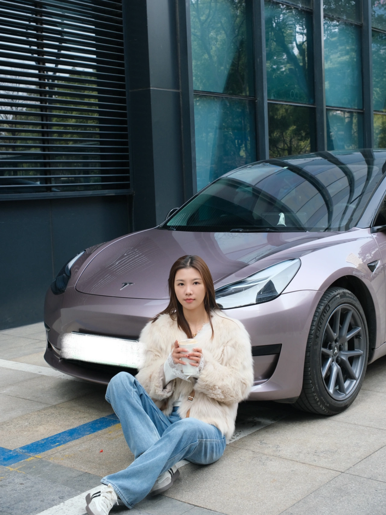 特斯拉改色成功♡是春夏疯狂心动的冰莓粉！！ 提车马上两年 终于狠狠心改色啦！
选了一眼就超级心动的冰莓粉💕
自然光下的实物是低饱和度的粉色（有一丢丢紫调
	
第一次改色还是蛮慎重的
所以直接贴了TPU改色车衣 真漆质感 还能防刮蹭 有划痕据说也能自修复
改完感觉像又提了辆新车一样🥹
而且施工师傅细节也都做得很仔细
	
选择留了悬浮顶 整体看起来更酷一些
这个颜色比黑色还耐脏很多!
很适合我这种懒得出门洗车的猪猪女孩
	
第一次贴改色膜真的好满意！！
忍不住拍了几千张吧也就
	
#特斯拉 #特斯拉model3 #特斯拉改色 #车衣 #特斯拉改装 #特斯拉贴膜 #汽车改色贴膜 #我的日常 #与Tesla的精彩瞬间  #适合女孩子的车  #膜小二TPU改色车衣 #膜小二冰莓粉 @汽车薯 @佳佳Jzyyyy