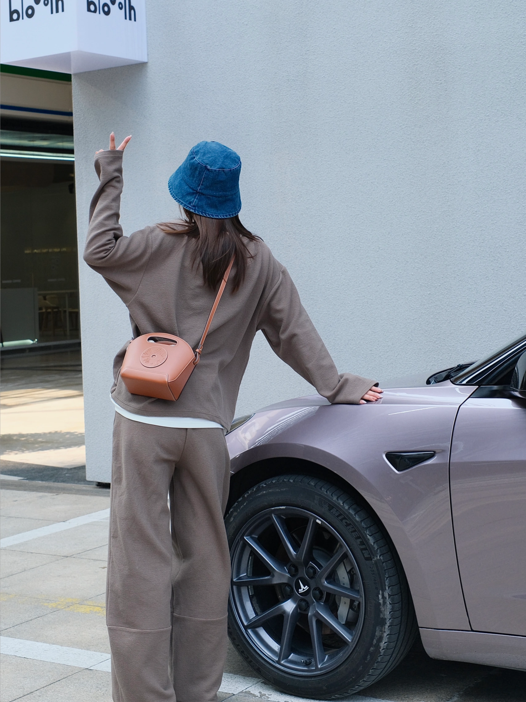 特斯拉改色成功♡是春夏疯狂心动的冰莓粉！！ 提车马上两年 终于狠狠心改色啦！
选了一眼就超级心动的冰莓粉💕
自然光下的实物是低饱和度的粉色（有一丢丢紫调
	
第一次改色还是蛮慎重的
所以直接贴了TPU改色车衣 真漆质感 还能防刮蹭 有划痕据说也能自修复
改完感觉像又提了辆新车一样🥹
而且施工师傅细节也都做得很仔细
	
选择留了悬浮顶 整体看起来更酷一些
这个颜色比黑色还耐脏很多!
很适合我这种懒得出门洗车的猪猪女孩
	
第一次贴改色膜真的好满意！！
忍不住拍了几千张吧也就
	
#特斯拉 #特斯拉model3 #特斯拉改色 #车衣 #特斯拉改装 #特斯拉贴膜 #汽车改色贴膜 #我的日常 #与Tesla的精彩瞬间  #适合女孩子的车  #膜小二TPU改色车衣 #膜小二冰莓粉 @汽车薯 @佳佳Jzyyyy