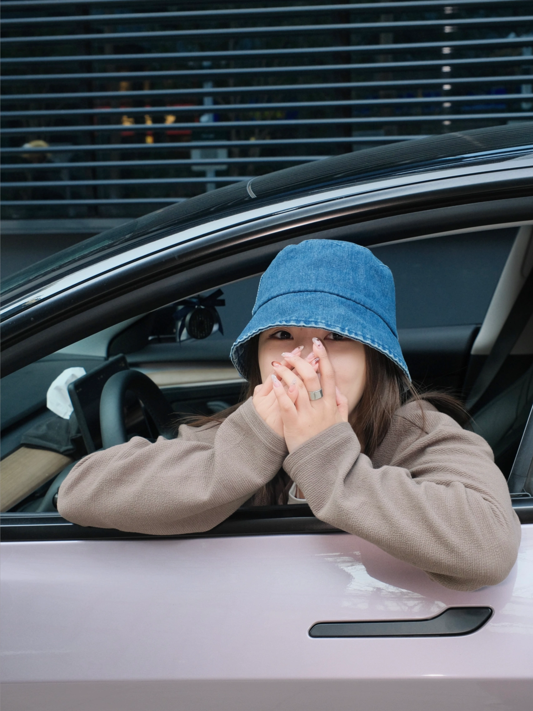 特斯拉改色成功♡是春夏疯狂心动的冰莓粉！！ 提车马上两年 终于狠狠心改色啦！
选了一眼就超级心动的冰莓粉💕
自然光下的实物是低饱和度的粉色（有一丢丢紫调
	
第一次改色还是蛮慎重的
所以直接贴了TPU改色车衣 真漆质感 还能防刮蹭 有划痕据说也能自修复
改完感觉像又提了辆新车一样🥹
而且施工师傅细节也都做得很仔细
	
选择留了悬浮顶 整体看起来更酷一些
这个颜色比黑色还耐脏很多!
很适合我这种懒得出门洗车的猪猪女孩
	
第一次贴改色膜真的好满意！！
忍不住拍了几千张吧也就
	
#特斯拉 #特斯拉model3 #特斯拉改色 #车衣 #特斯拉改装 #特斯拉贴膜 #汽车改色贴膜 #我的日常 #与Tesla的精彩瞬间  #适合女孩子的车  #膜小二TPU改色车衣 #膜小二冰莓粉 @汽车薯 @佳佳Jzyyyy